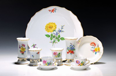 Image 26755355 - Extensive collection of service parts, Meissen, mostly Blume III, mostly 1st choice, porcelain, gold rim, 6 mocha cups with saucer, 6 large and 6 small pastry plates D. 15.5/13.5 cm, 4 vases in three different sizes, 2nd choice: cake plate D. 32 cm, cake plate D. 28 cm, bowl with wave pattern, liddedbox, traces of age