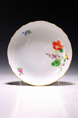 26755355a - Extensive collection of service parts, Meissen, mostly Blume III, mostly 1st choice, porcelain, gold rim, 6 mocha cups with saucer, 6 large and 6 small pastry plates D. 15.5/13.5 cm, 4 vases in three different sizes, 2nd choice: cake plate D. 32 cm, cake plate D. 28 cm, bowl with wave pattern, liddedbox, traces of age