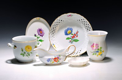 Image 26755356 - Mixed lot of service parts, Meissen, Flower I., porcelain, gold rim, 2 oval bowls (1 of 2nd choice), 2 cachepots, flower vases, basket bowl with breakthrough work, 4 quatrefoil bowls of different types. Size (1 of small 2nd choice), gravy boat, traces of age
