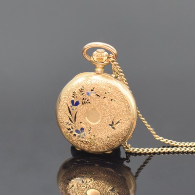 26755394b - G. W. & Cie small 18k gold ladies hunting cased pocket watch, Switzerland around 1890, full engraved 3-cover gold case, both cover partial enameled faulty, signed enamel dial, gilded hands, gold plated cylinder movement not working, gold plated chain enclosed, diameter approx. 26 mm, condition 3-4