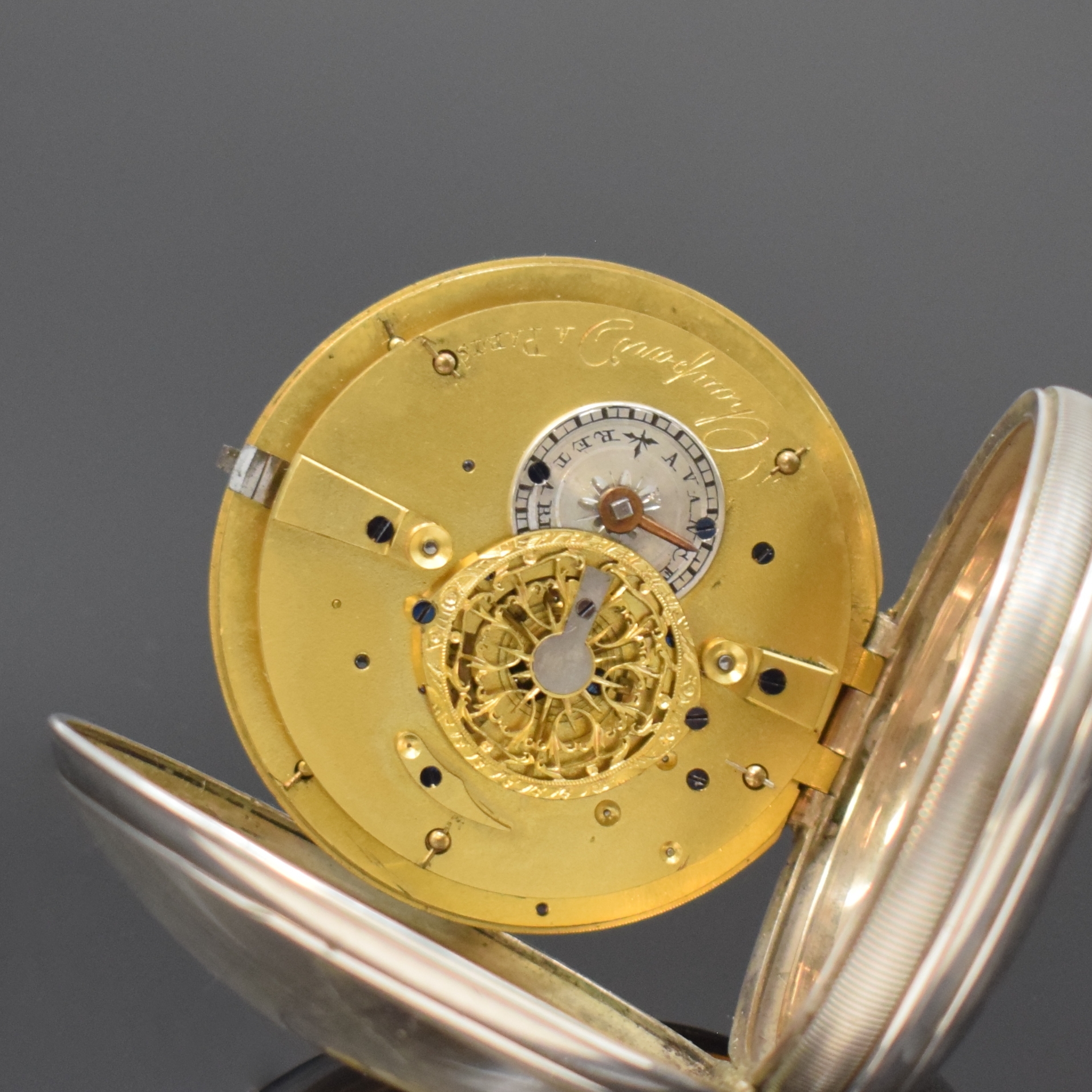 Detail e: CHAUPARD offene Spindeltaschenuhr mit Wecker in Silber, Frankreich um 1820, guill. Geh., durchbr. u. grav. Innendeckel für darauf montierte Glocke, ...