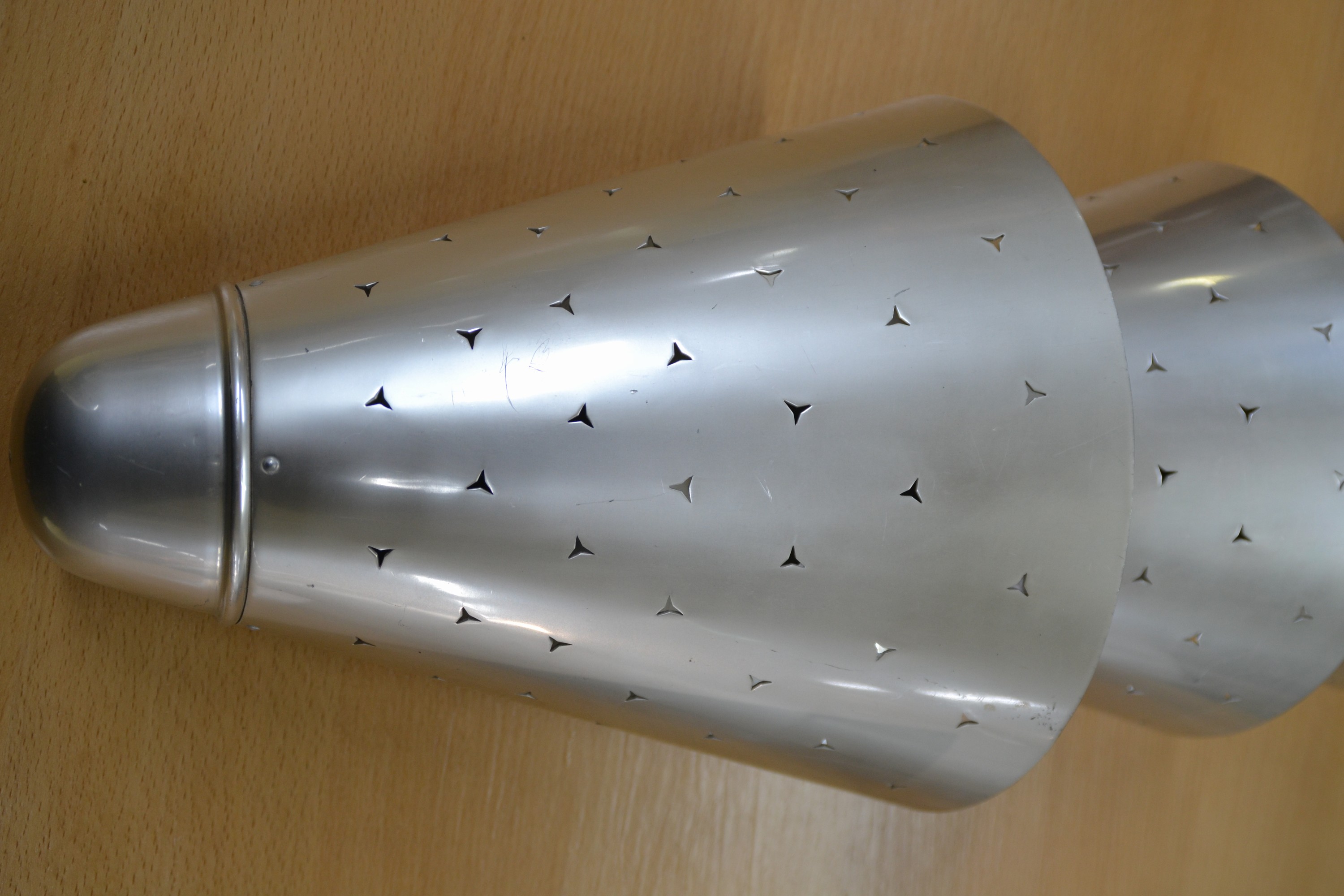 Detail d: Paar Wandlampen, 30er Jahre, Aluminium, dreifach gegliedert mit kl. sternförmigen Aussparungen, drei Brennstellen, Funktion nicht geprüft, H. ca. ...
