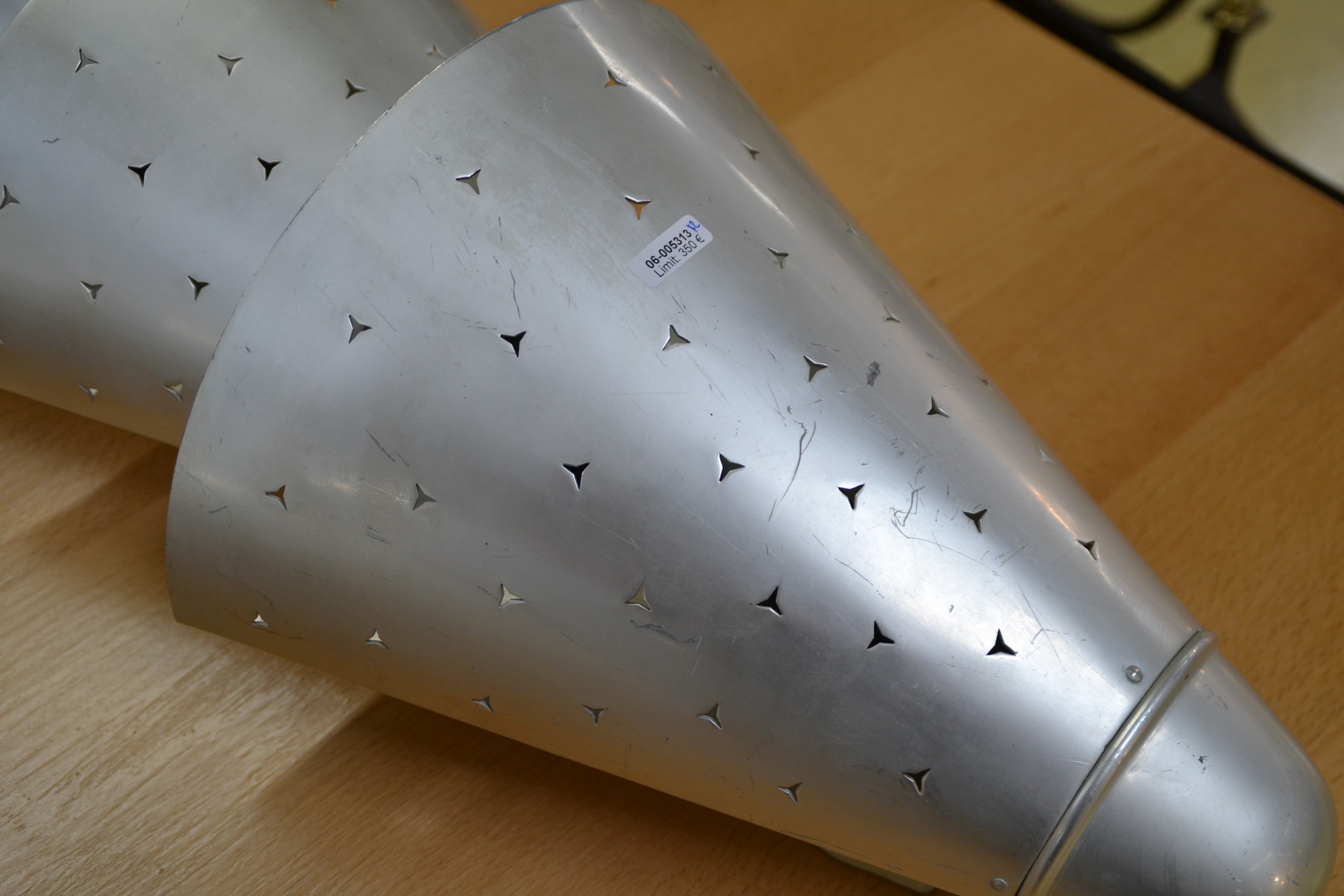 Detail e: Paar Wandlampen, 30er Jahre, Aluminium, dreifach gegliedert mit kl. sternförmigen Aussparungen, drei Brennstellen, Funktion nicht geprüft, H. ca. ...