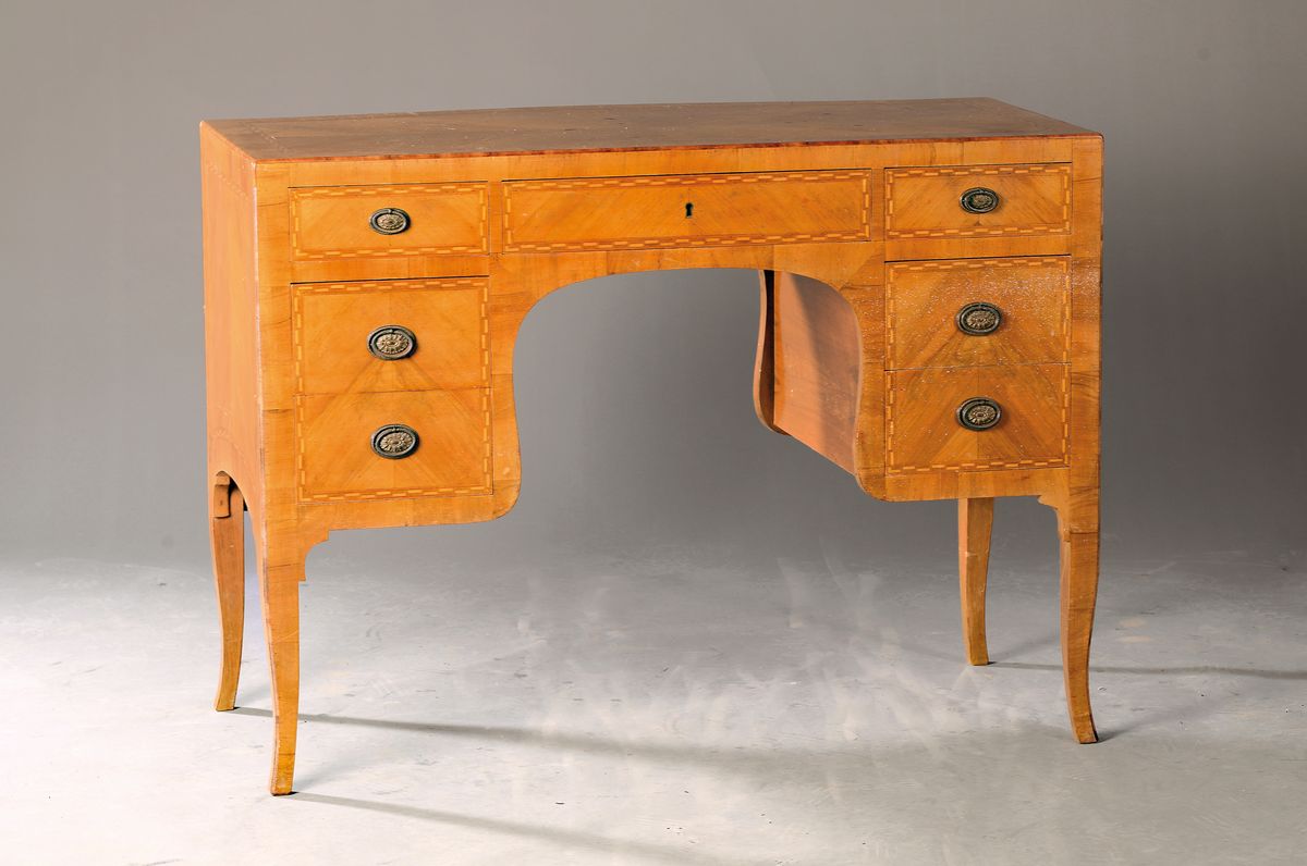 Schreibtisch/kl. Bureau Plât, Frankreich, um 1900, Nussbaumfurnier, Bandintarsien, ca. 79 x 106 x 51 cm, EZ 3