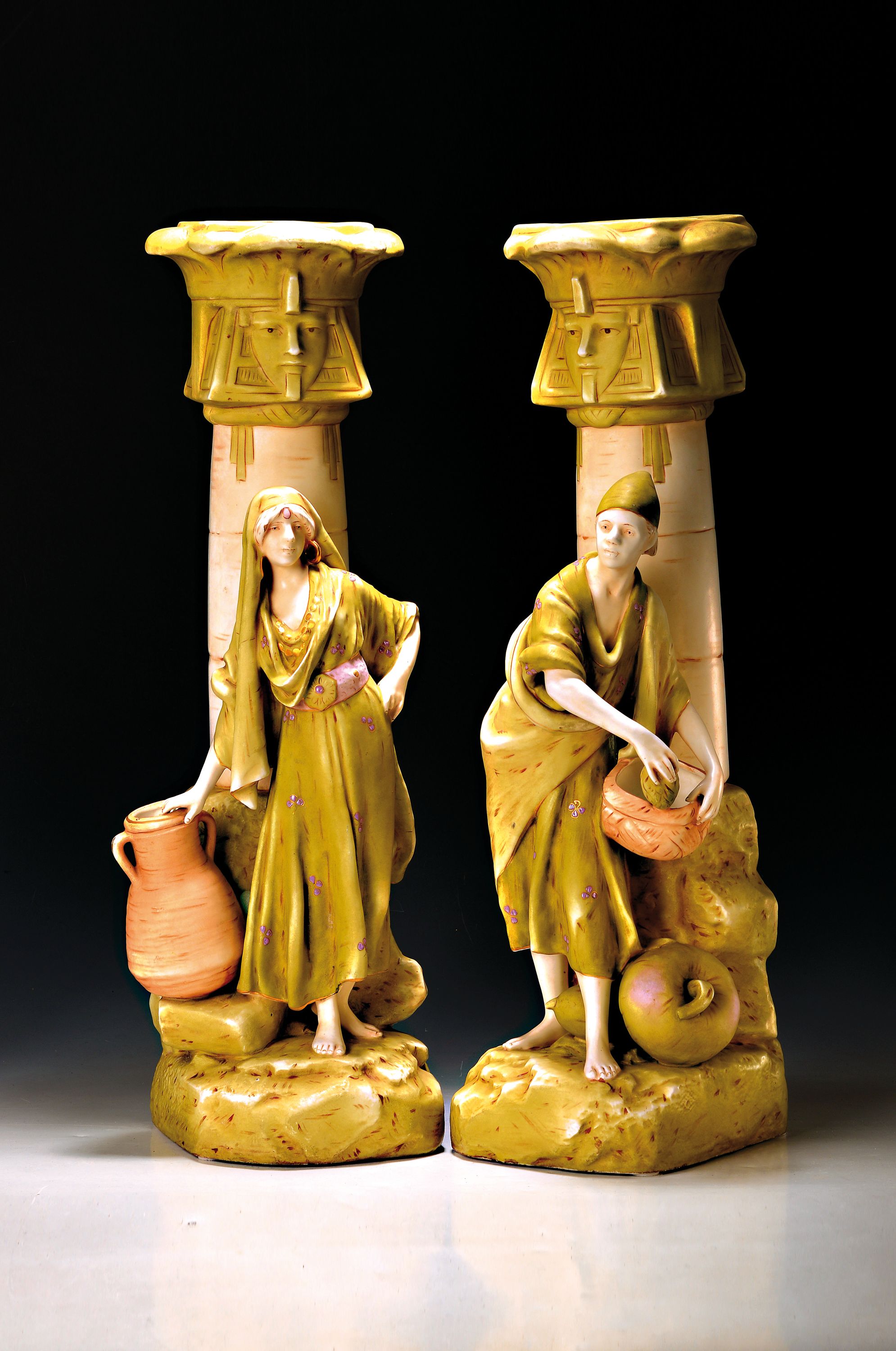 Paar große Ziergefäße, wohl Österreich/Böhmen, um 1900, Keramik, bunt bemalt, ägyptisierend, Mann mit Korb und Frau mit Amphore, H. ca. 70 cm