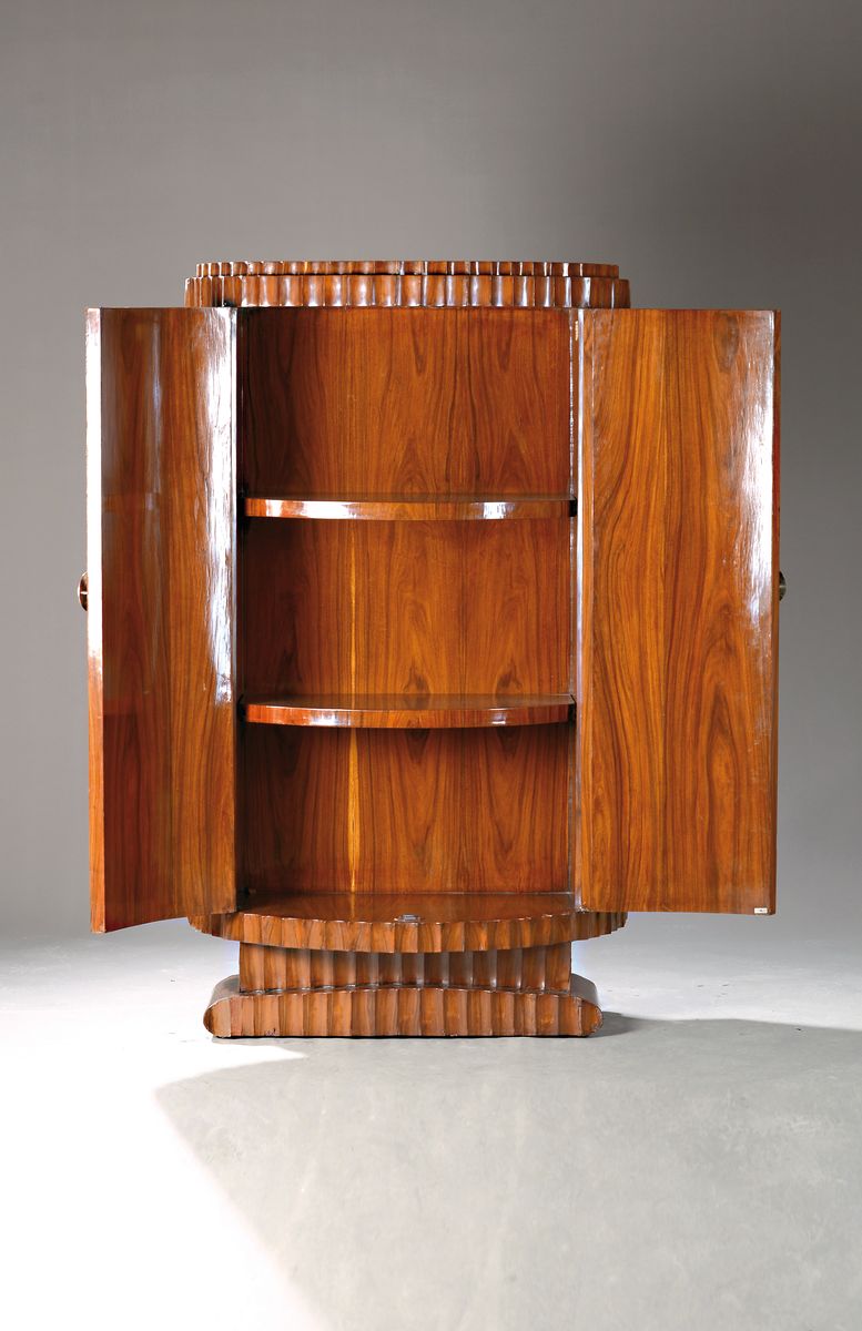 Detail a: Halbrunder Schrank, Frankreich, Art Deco, 30er Jahre, Pasisanderfurnier, Rückwand u. innen später furniert, so jetzt frei stellbar, halbrunde ...