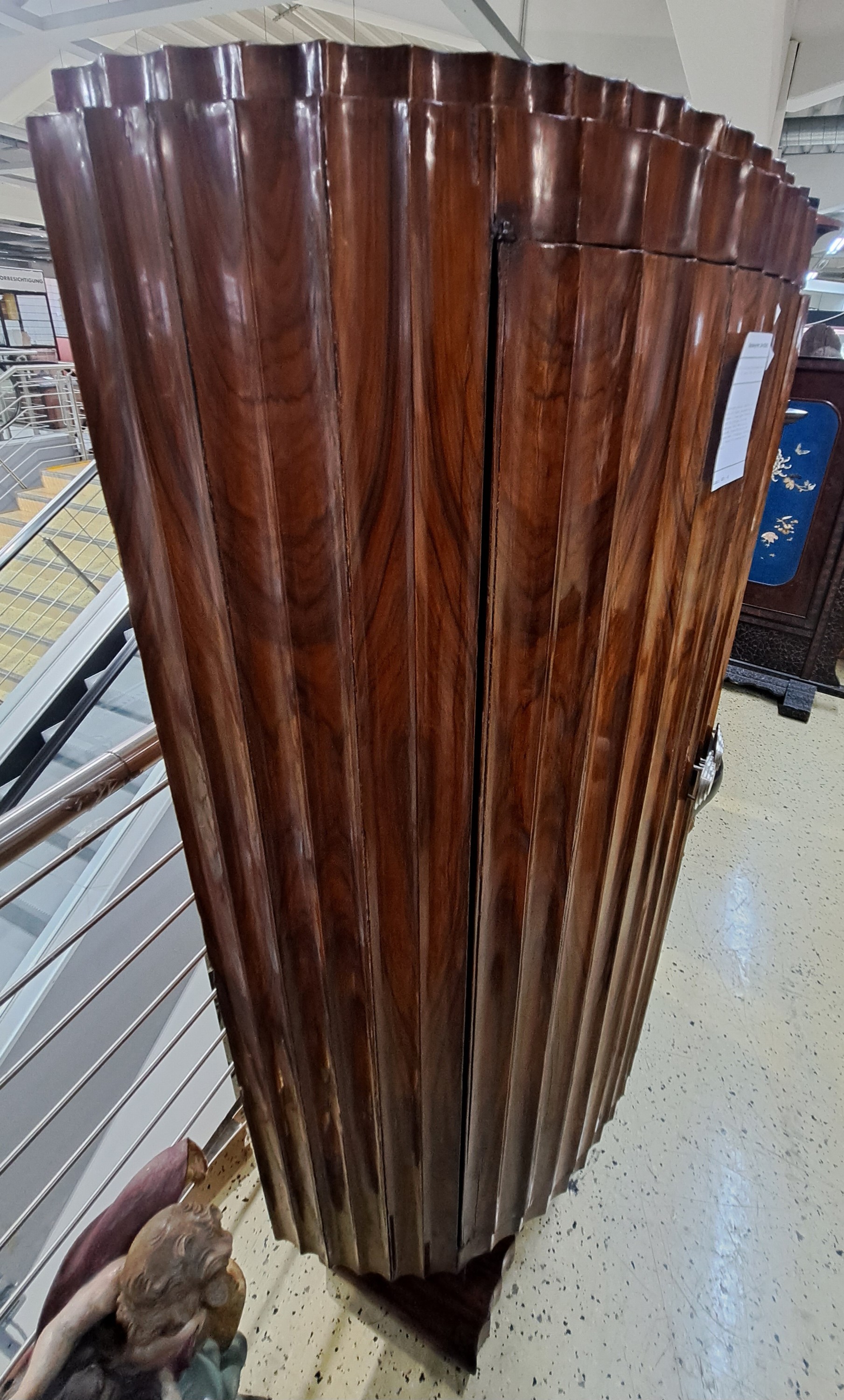 Detail b: Halbrunder Schrank, Frankreich, Art Deco, 30er Jahre, Pasisanderfurnier, Rückwand u. innen später furniert, so jetzt frei stellbar, halbrunde ...