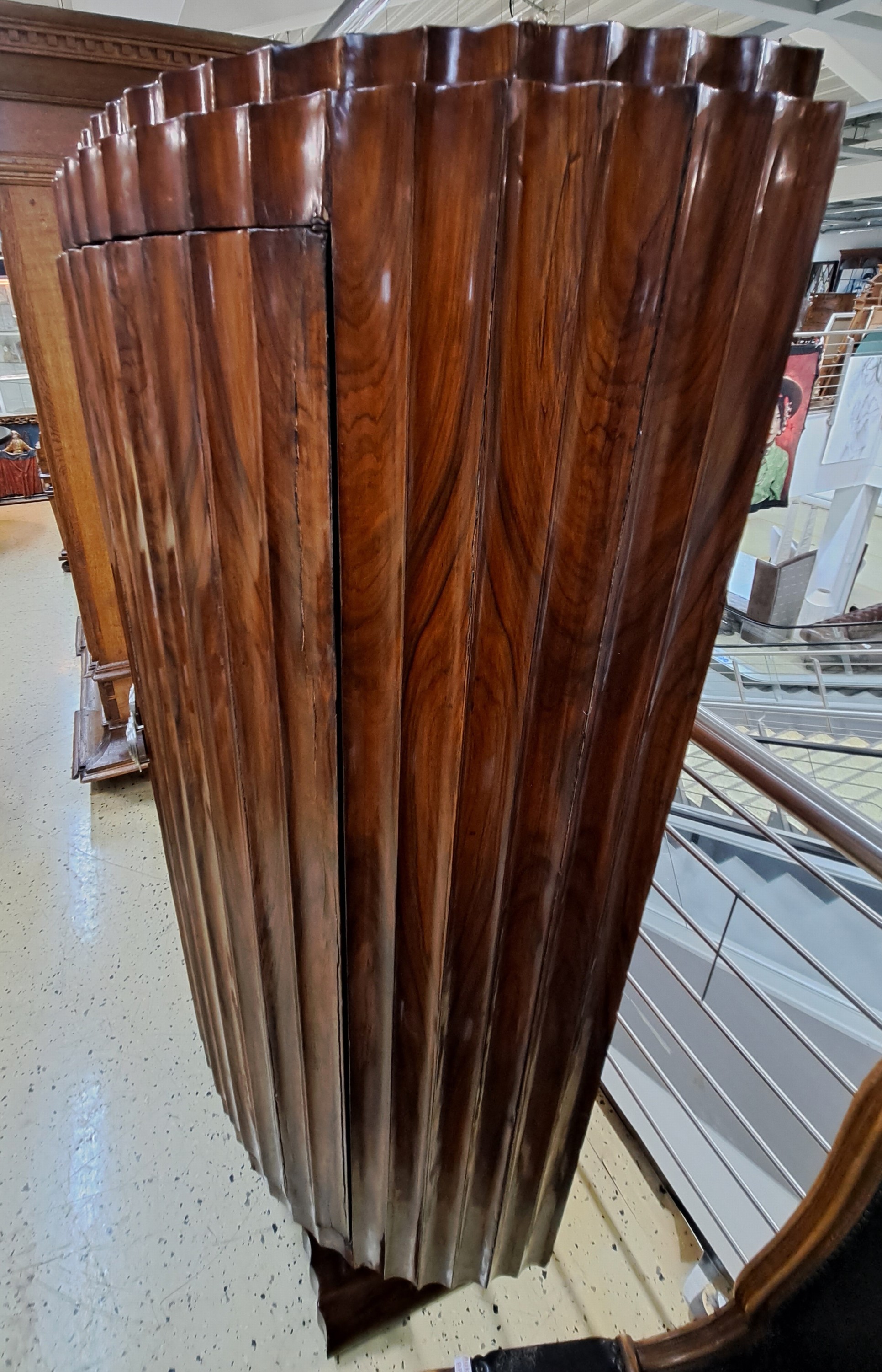 Detail c: Halbrunder Schrank, Frankreich, Art Deco, 30er Jahre, Pasisanderfurnier, Rückwand u. innen später furniert, so jetzt frei stellbar, halbrunde ...