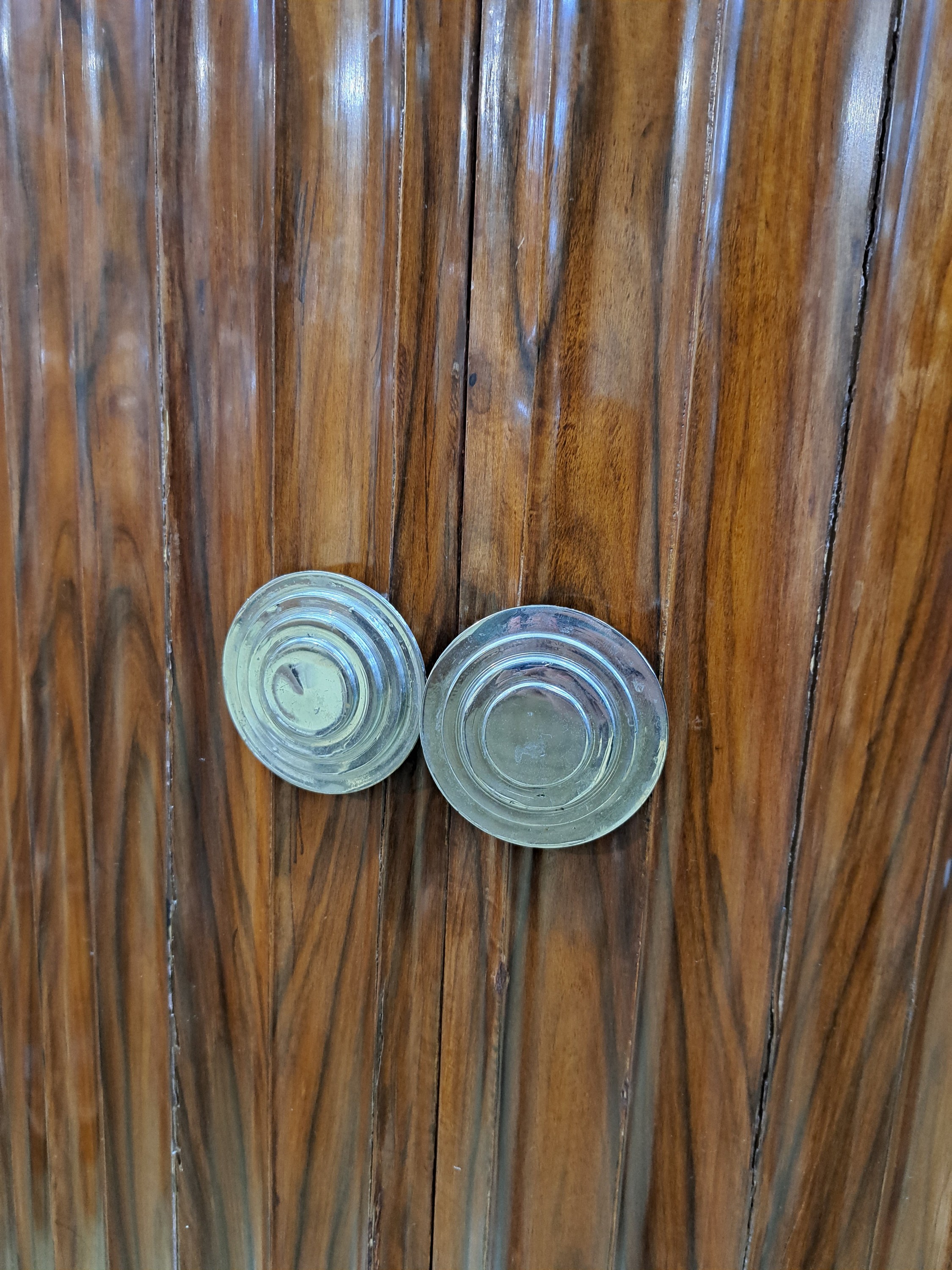 Detail g: Halbrunder Schrank, Frankreich, Art Deco, 30er Jahre, Pasisanderfurnier, Rückwand u. innen später furniert, so jetzt frei stellbar, halbrunde ...