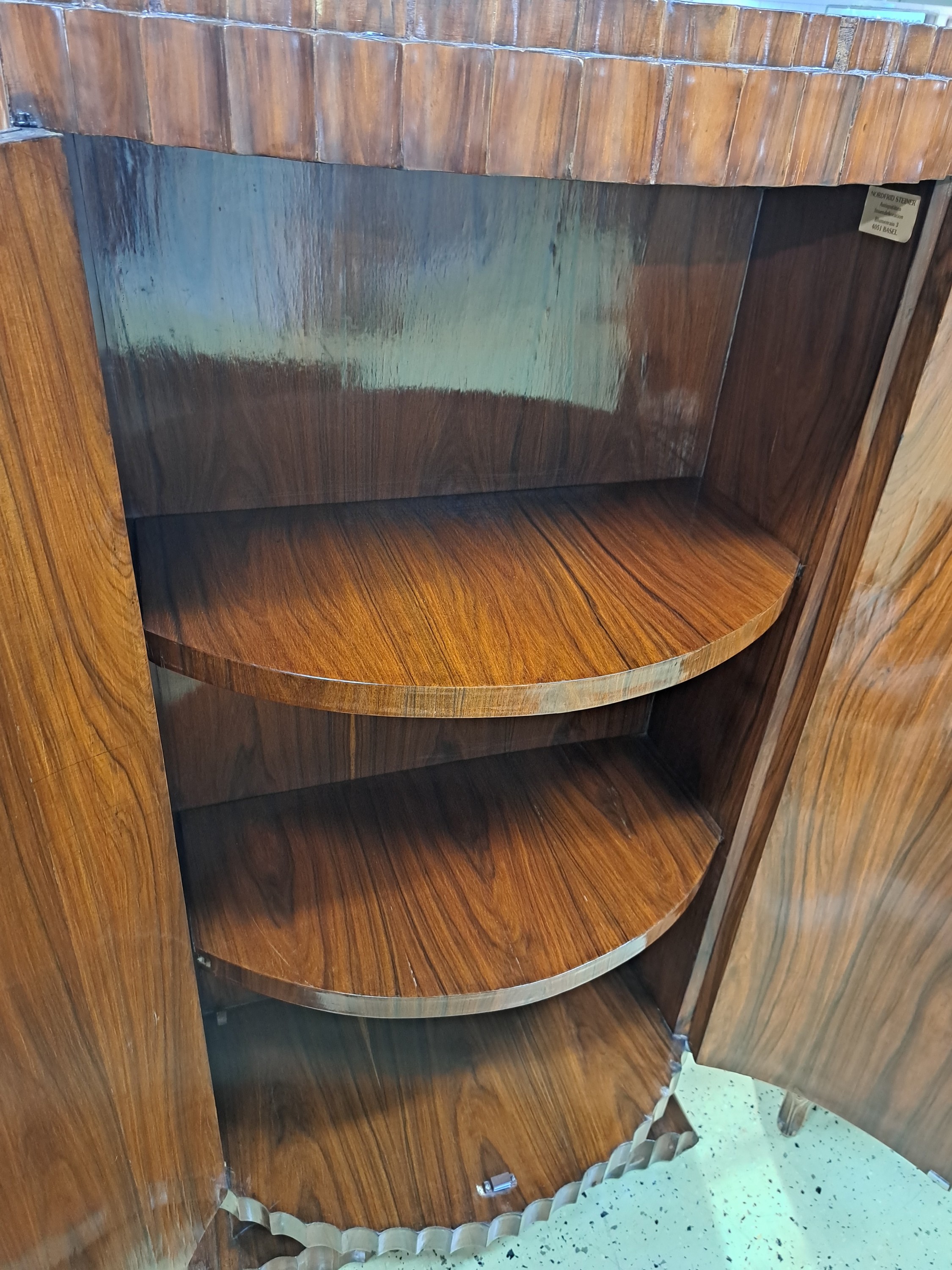 Detail h: Halbrunder Schrank, Frankreich, Art Deco, 30er Jahre, Pasisanderfurnier, Rückwand u. innen später furniert, so jetzt frei stellbar, halbrunde ...