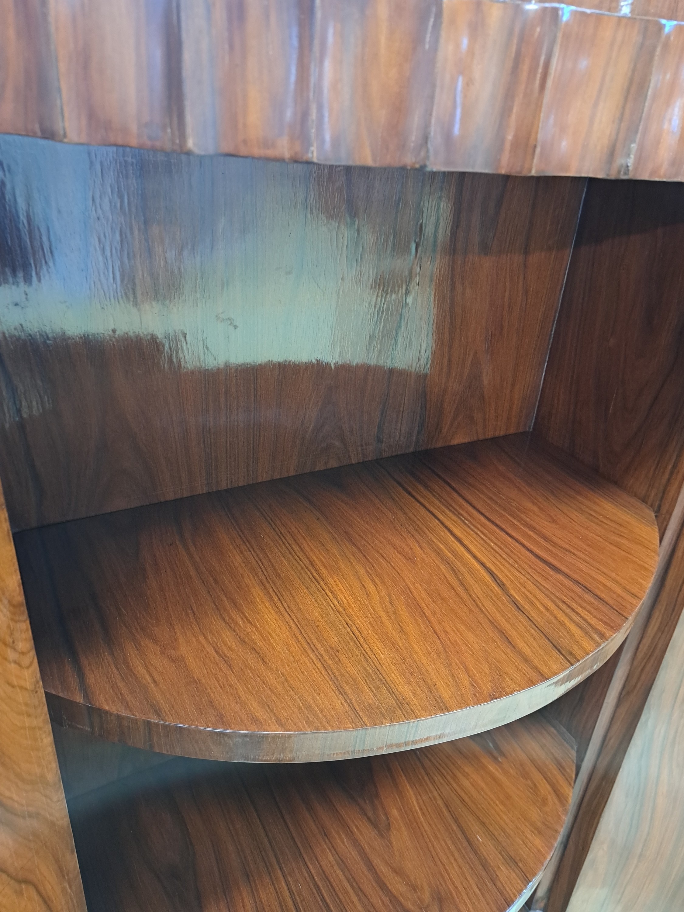 Detail i: Halbrunder Schrank, Frankreich, Art Deco, 30er Jahre, Pasisanderfurnier, Rückwand u. innen später furniert, so jetzt frei stellbar, halbrunde ...