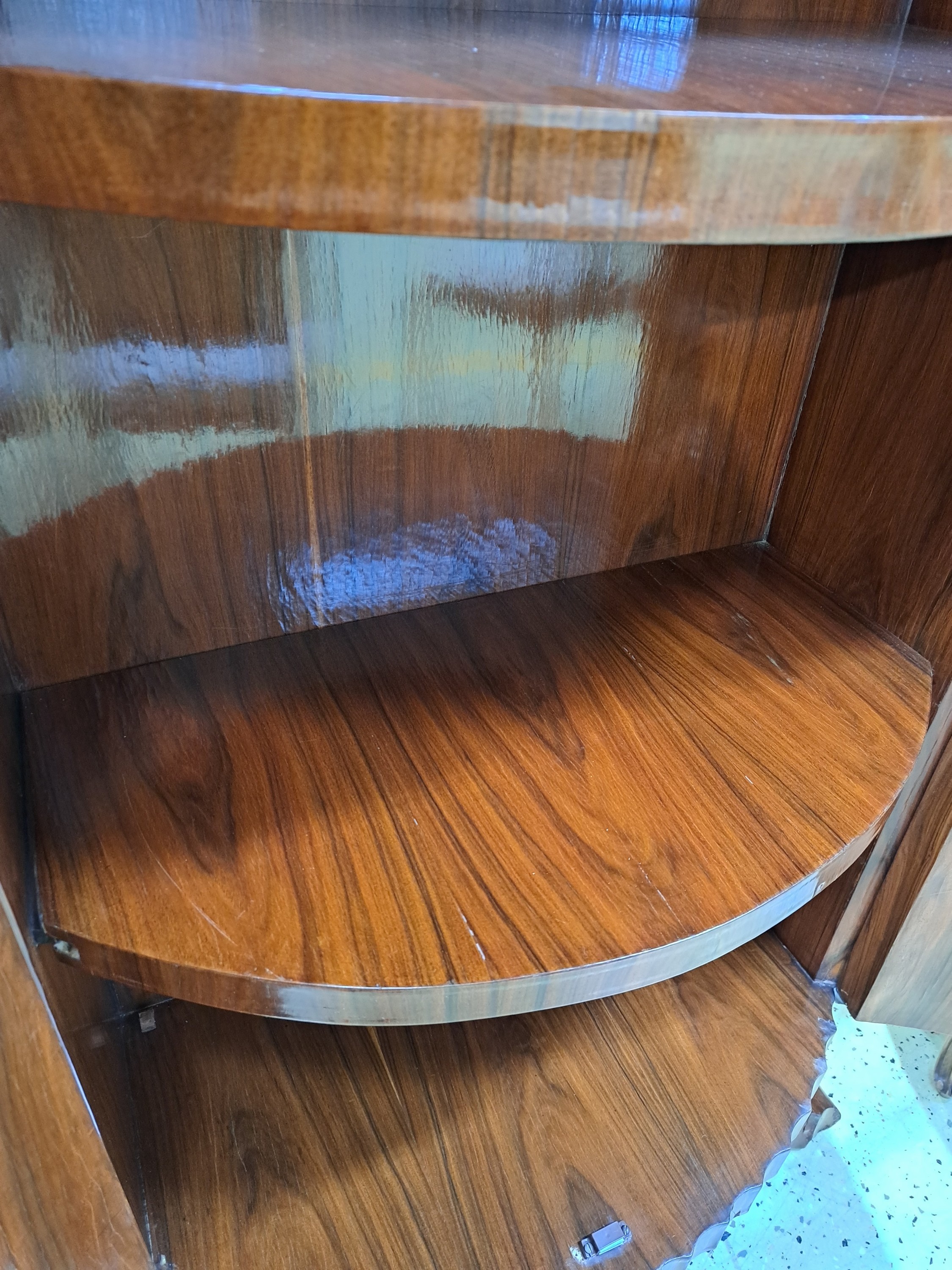 Detail j: Halbrunder Schrank, Frankreich, Art Deco, 30er Jahre, Pasisanderfurnier, Rückwand u. innen später furniert, so jetzt frei stellbar, halbrunde ...