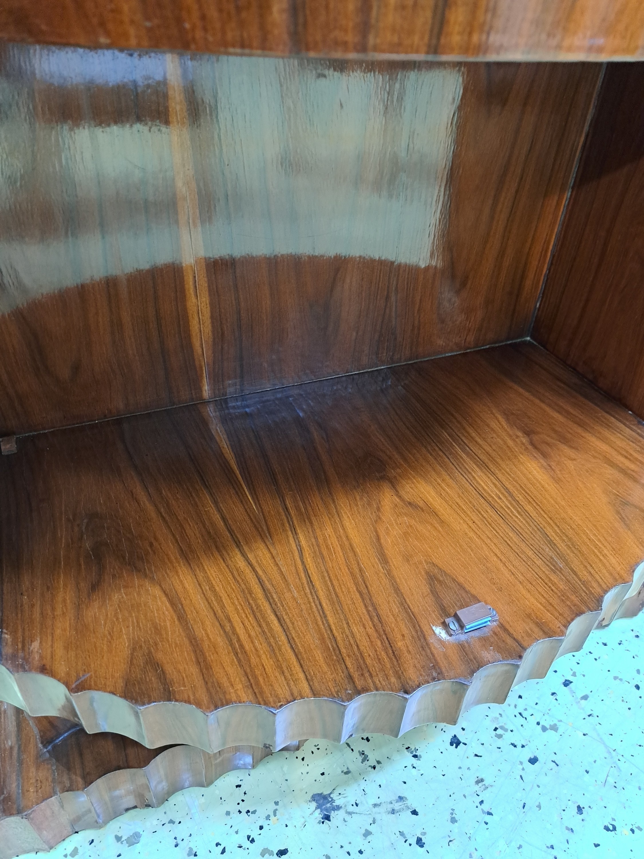 Detail k: Halbrunder Schrank, Frankreich, Art Deco, 30er Jahre, Pasisanderfurnier, Rückwand u. innen später furniert, so jetzt frei stellbar, halbrunde ...