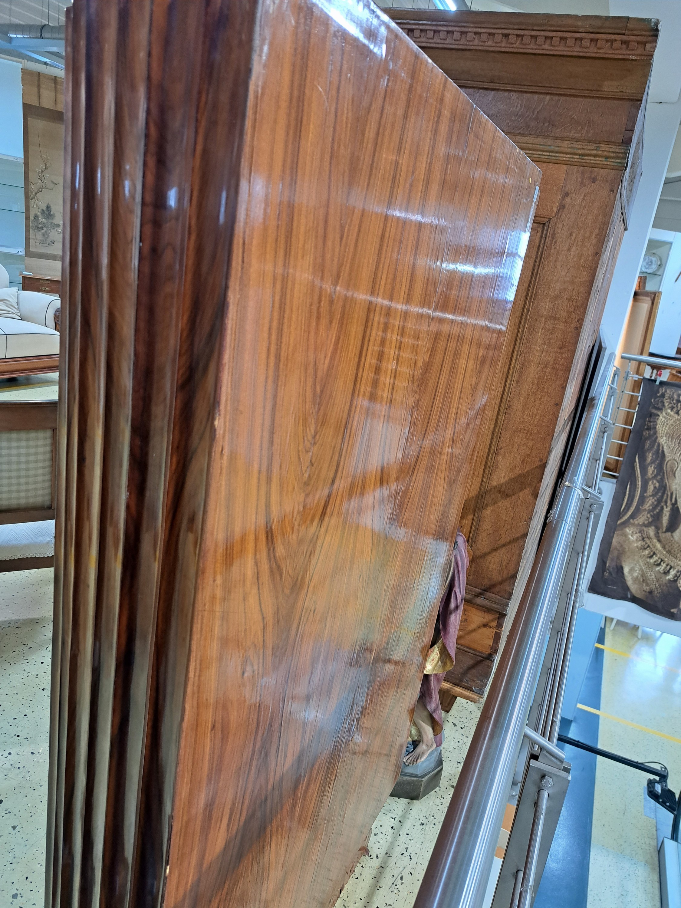 Detail l: Halbrunder Schrank, Frankreich, Art Deco, 30er Jahre, Pasisanderfurnier, Rückwand u. innen später furniert, so jetzt frei stellbar, halbrunde ...