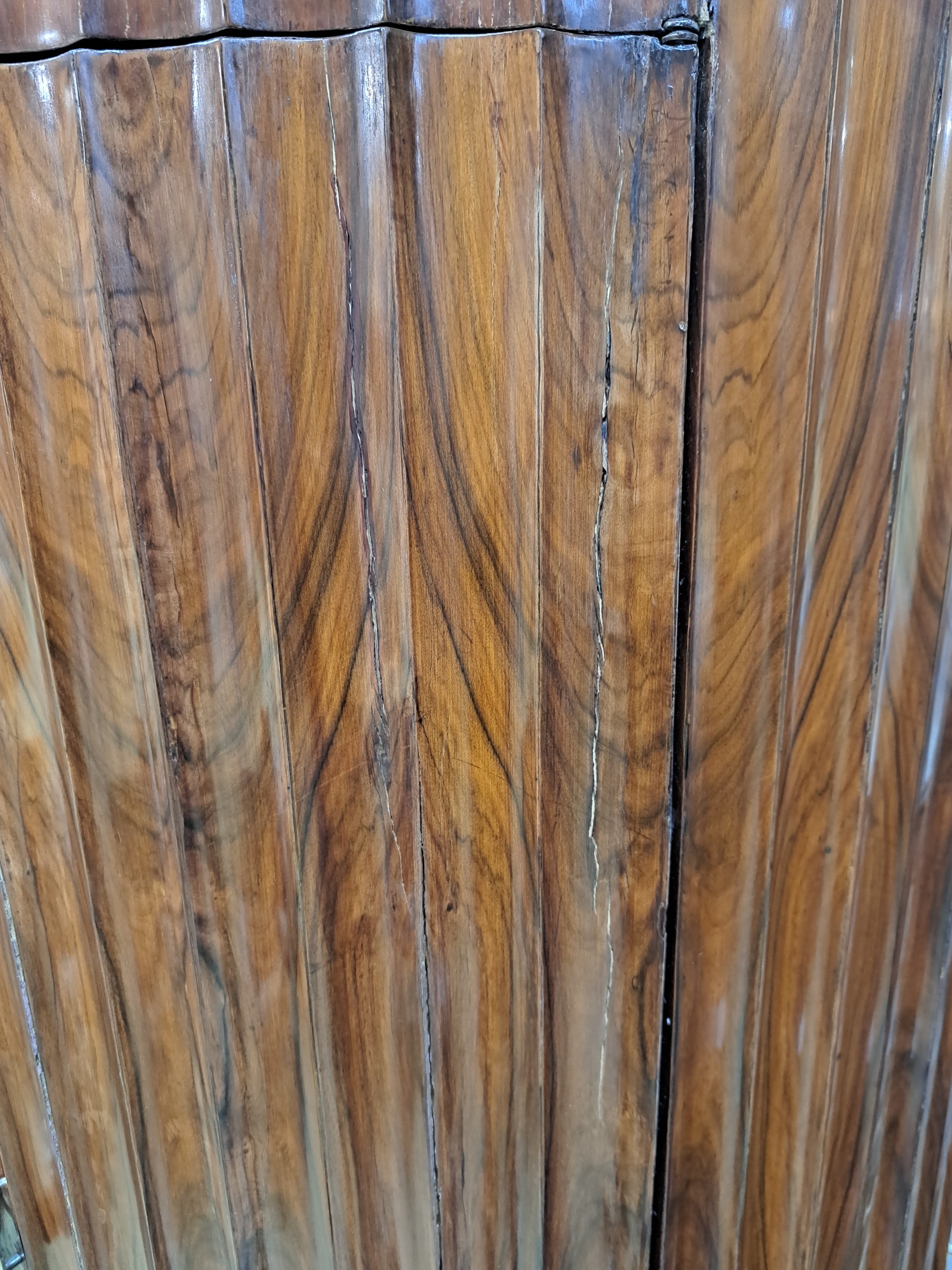 Detail m: Halbrunder Schrank, Frankreich, Art Deco, 30er Jahre, Pasisanderfurnier, Rückwand u. innen später furniert, so jetzt frei stellbar, halbrunde ...