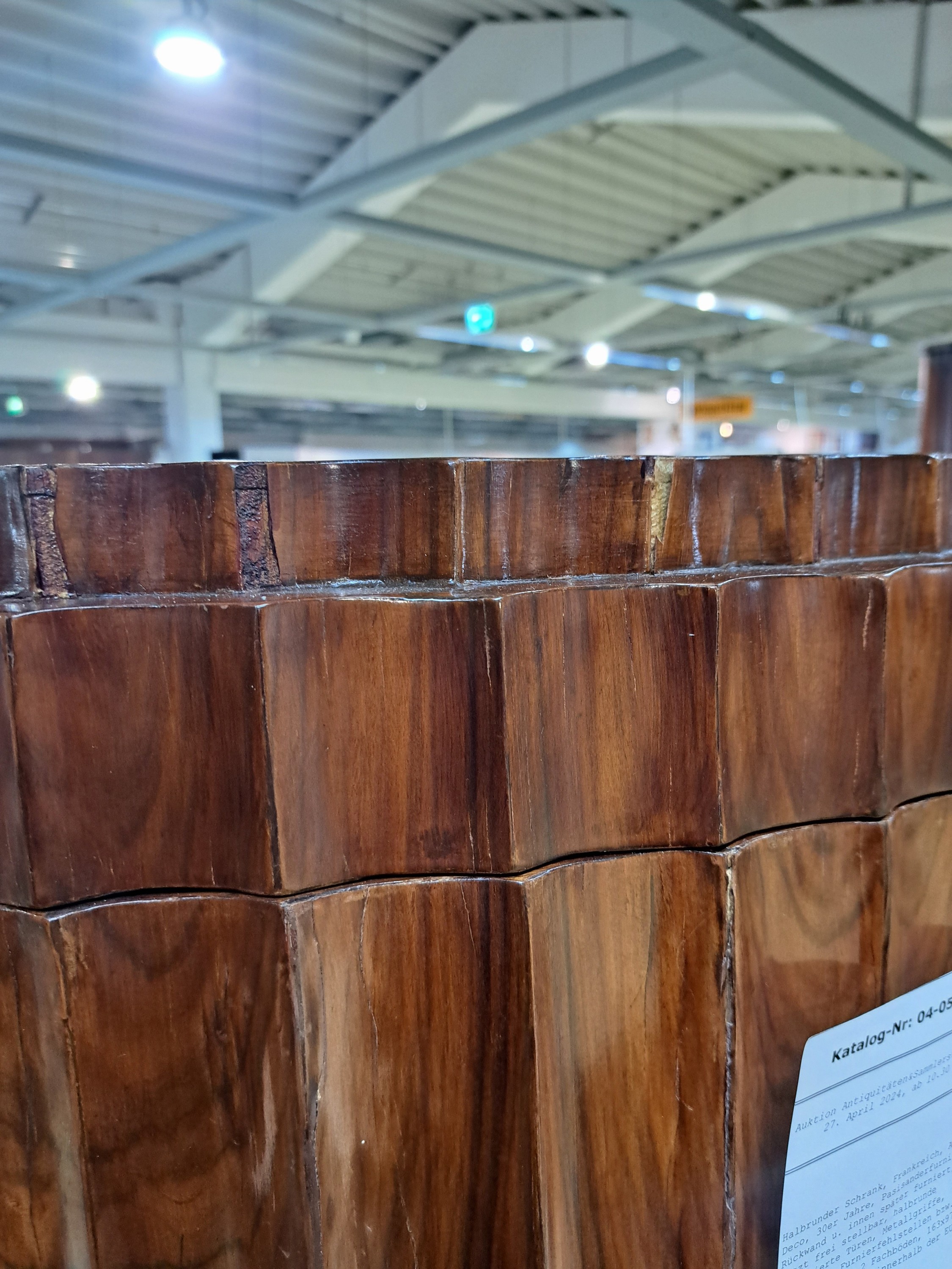 Detail n: Halbrunder Schrank, Frankreich, Art Deco, 30er Jahre, Pasisanderfurnier, Rückwand u. innen später furniert, so jetzt frei stellbar, halbrunde ...