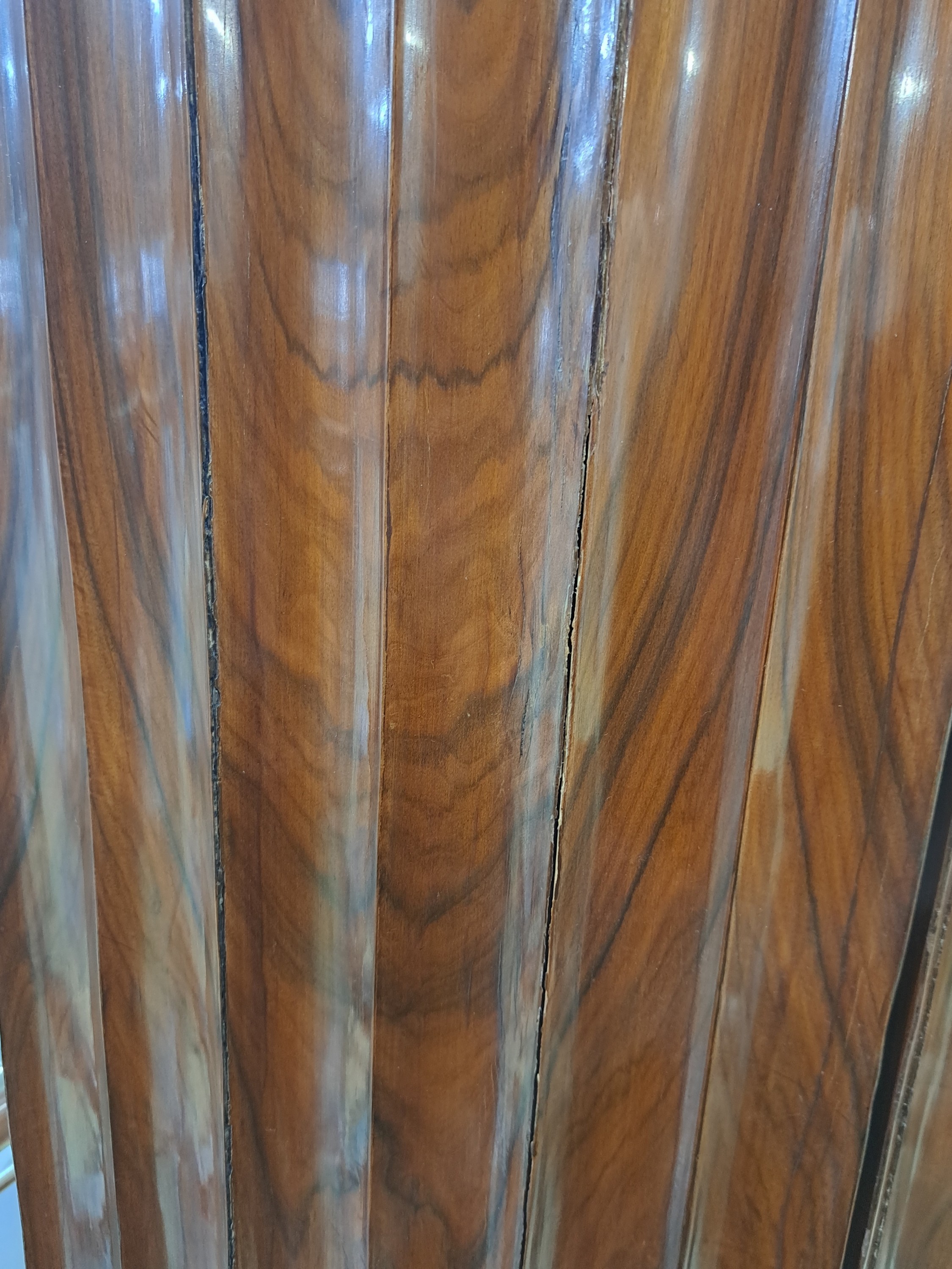 Detail p: Halbrunder Schrank, Frankreich, Art Deco, 30er Jahre, Pasisanderfurnier, Rückwand u. innen später furniert, so jetzt frei stellbar, halbrunde ...