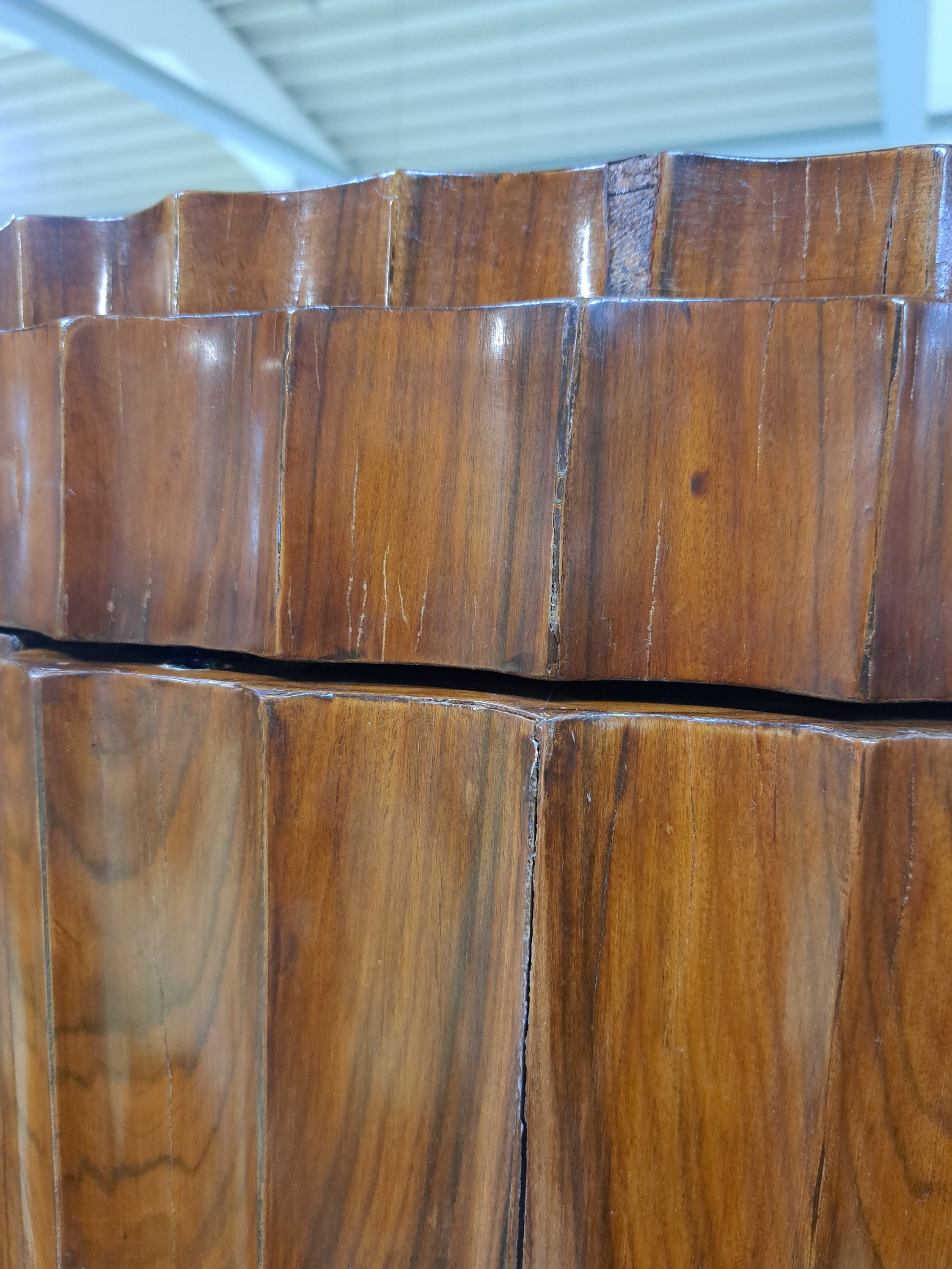 Detail r: Halbrunder Schrank, Frankreich, Art Deco, 30er Jahre, Pasisanderfurnier, Rückwand u. innen später furniert, so jetzt frei stellbar, halbrunde ...