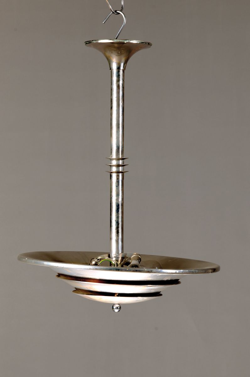 Deckenlampe, Frankreich, 30/40er Jahre, Metallkorpus verchromt, drei Brennstellen, H. ca. 68 cm, D. 54 cm, Fu. nicht gepr.