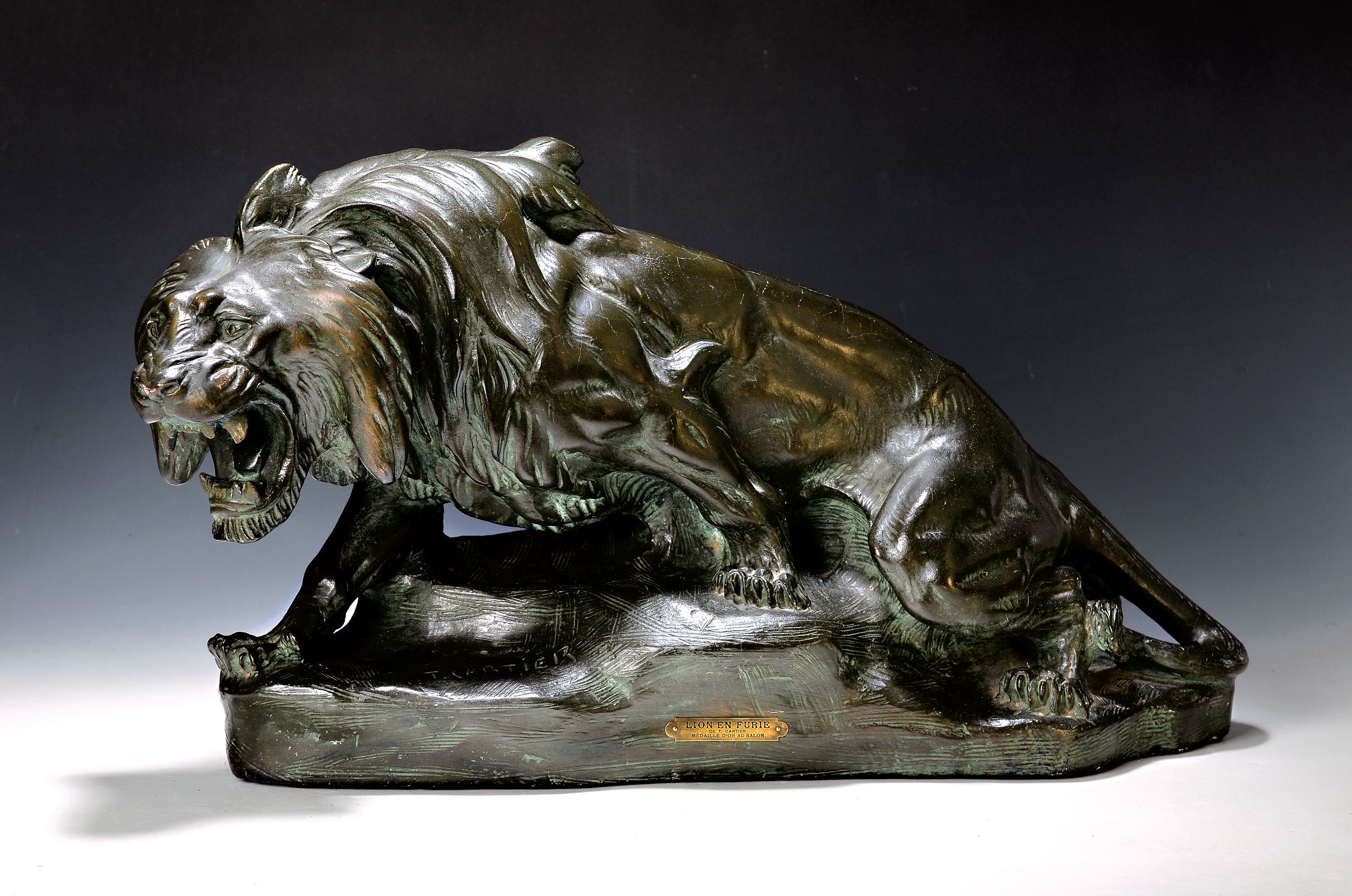 Thomas Francois Cartier, 1879 - 1943, große Löwenskulptur, Terrakotta bronzefarben staffiert, l. Altersschäden, ca. 35 x 65 cm, bez. Lion En Furie ...
