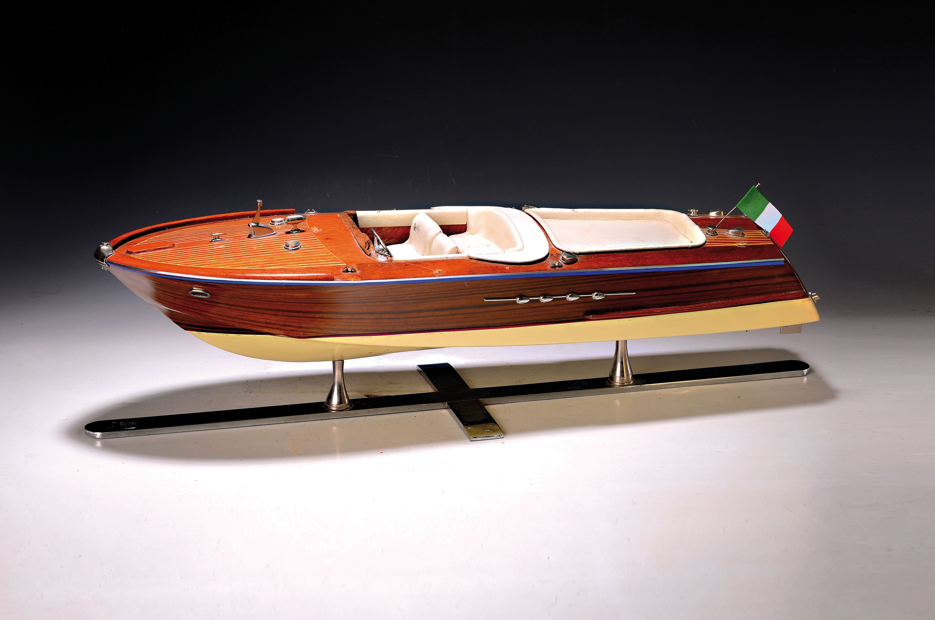 Modellboot, nach dem Vorbild des Riva Aquarama, Holz, Scheibe und Kleinteile fehlen; Alters- und Gebrauchsspuren, Länge ca. 64cm