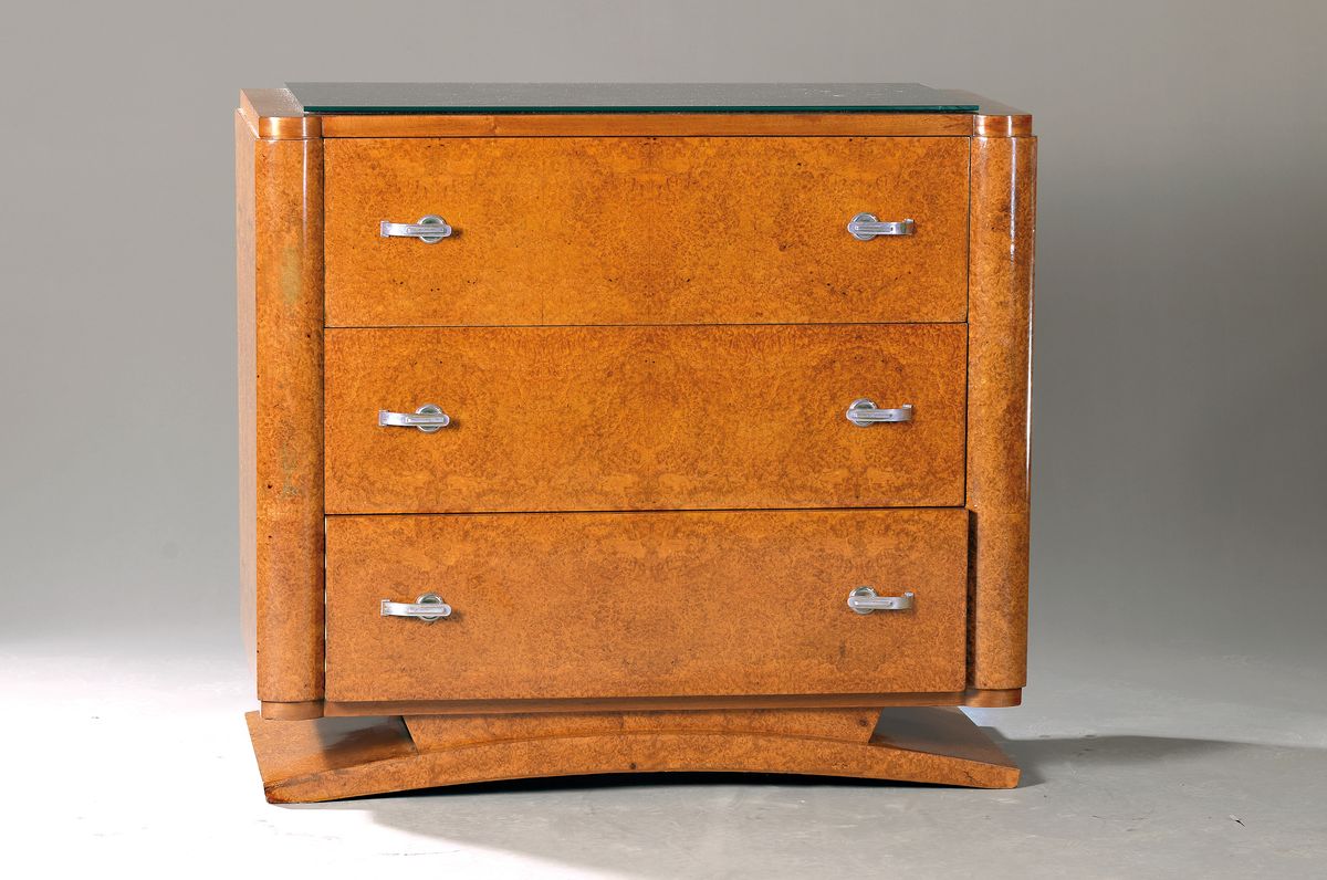 Kommode, Art Deco, Frankreich, 30er Jahre, Birkenfurnier, drei Schubladen, verchromte Beschläge, Glasplatte, rest., ca. 81 x 91 x 45 cm, EZ 1-2