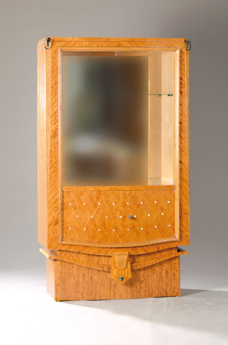 Vitrine, Art Deco, Frankreich, 30er Jahre, Birkenfurnier, zwei Glasschiebetüren, innen verspiegelt, teilweise rautenförmig verlegte Marketerie mit ...