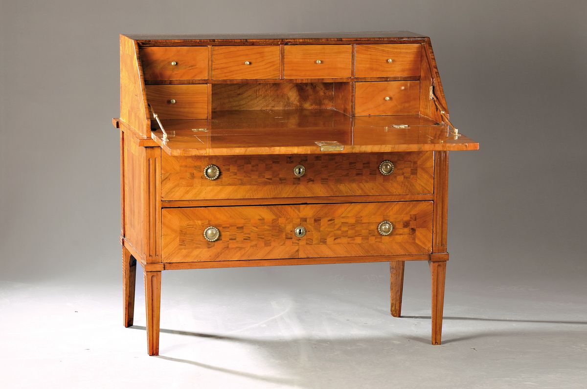 Schrägklappensekretär, Frankreich, um, 1780, Louis-Seize, Nußbaumfurnier, teilweise mit Marketerie, zwei Schubladen, Inneneinrichtung mit sechs ...