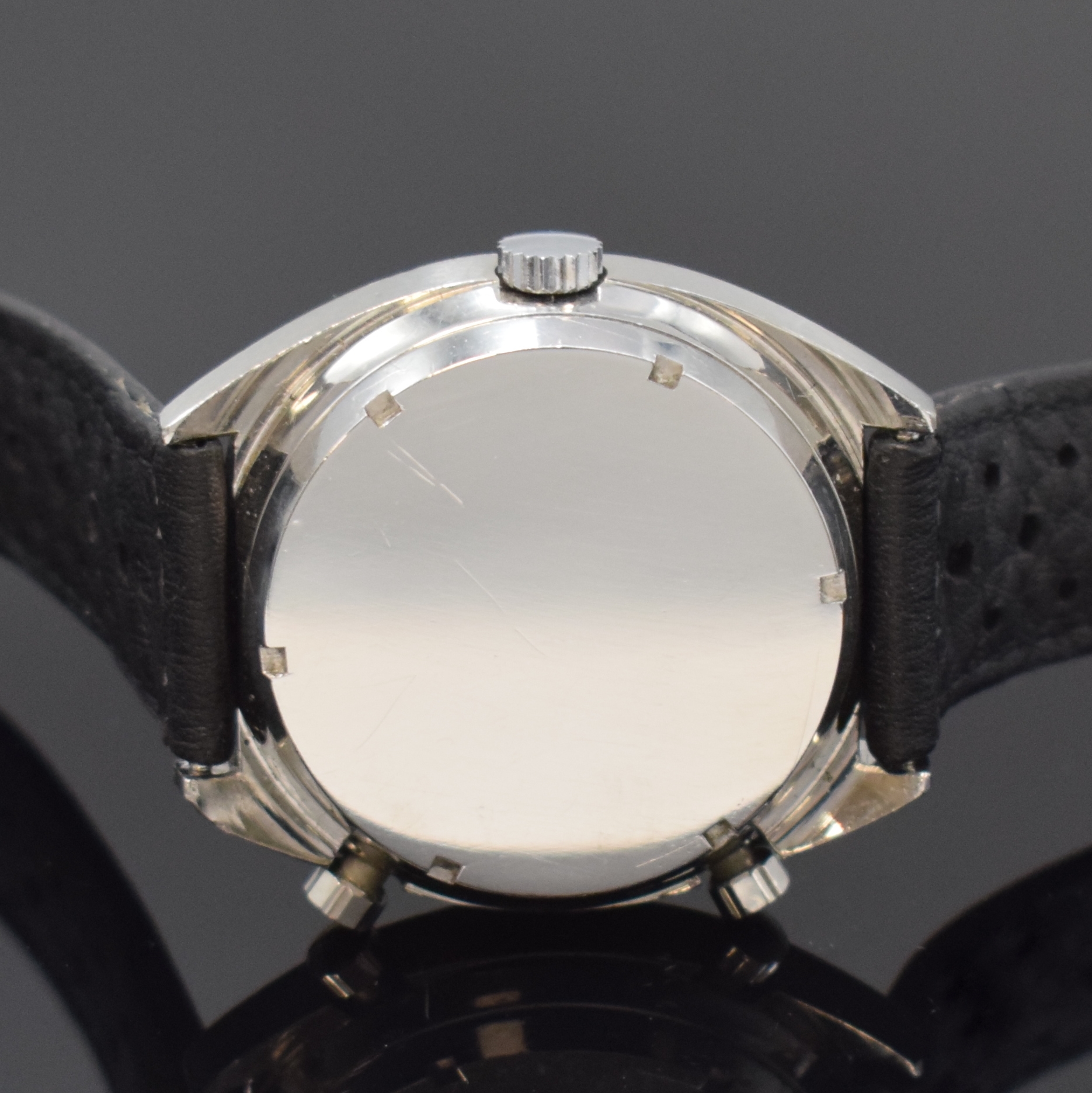 Detail d: HEUER Carrera Armbandchronograph mit Kaliber 12 Referenz 1153, Schweiz um 1970, Automatik, Boden verschr., orig. Drücker, Krone später, silb. ...
