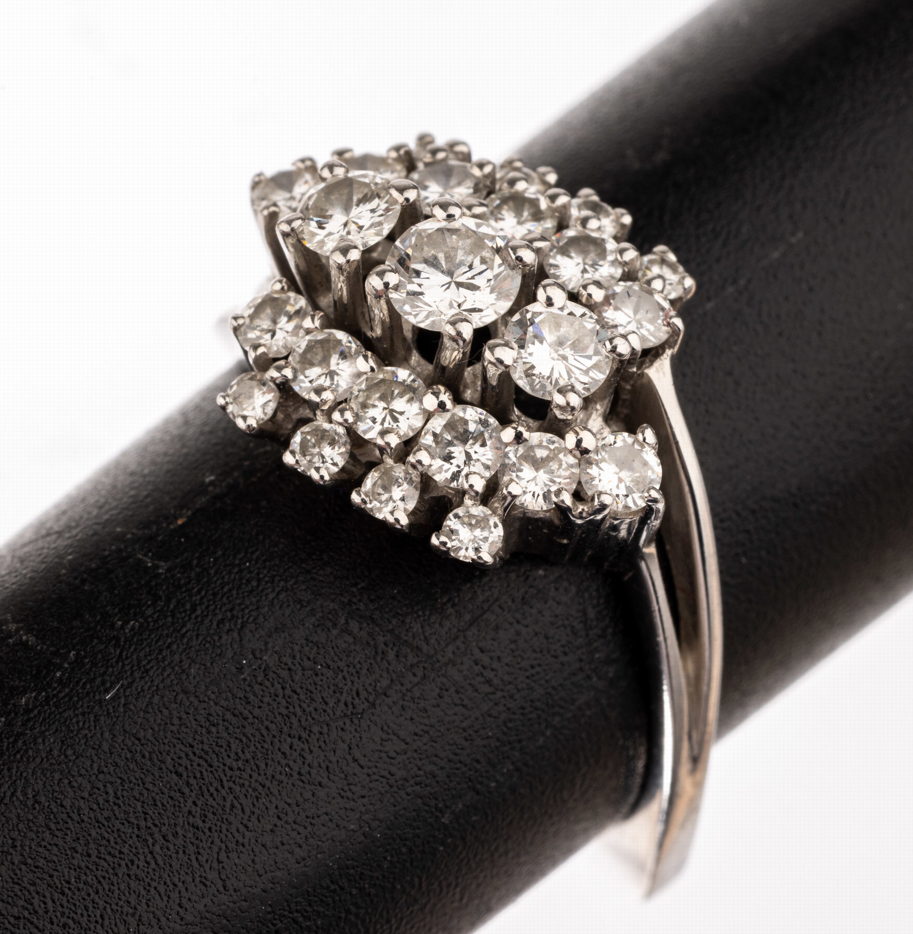 18 kt Gold Brillant-Ring, WG 750/000, 23 Brillanten zus. ca. 1.00 ct Weiß/vs-si, Meistermarke unged., num., ca. 5.8 g, RW 56