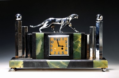 Image 26755525 - Table clock with panther crown, Art Deco, France around 1930, slate casing with onyx inlays, animal crown flanked by stepped hexagonal columns, outside with spherical end,glass door, movement replaced by Junghans IECR6+ quartz clock movement, intact - tested in a short-term test, HxW 30x50cm, housing 2