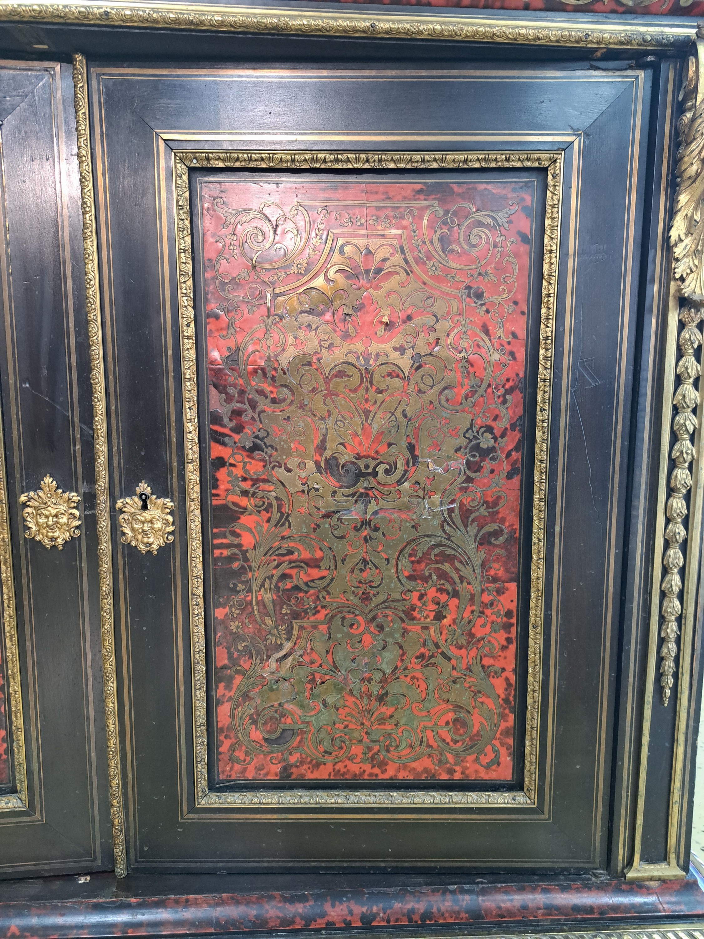 Detail a: Boulle-Schrank, Frankreich, um 1860/70, Türen und Kopfteil mit aufwendigen Intarsien aus Messing und Schildpatt, Korpus mit feuervergoldeten ...