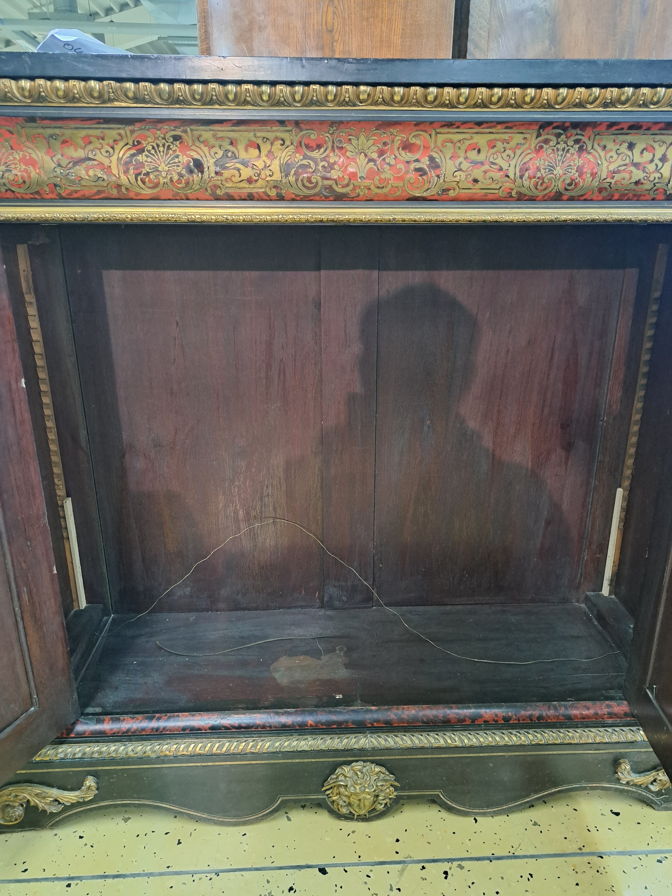 Detail b: Boulle-Schrank, Frankreich, um 1860/70, Türen und Kopfteil mit aufwendigen Intarsien aus Messing und Schildpatt, Korpus mit feuervergoldeten ...