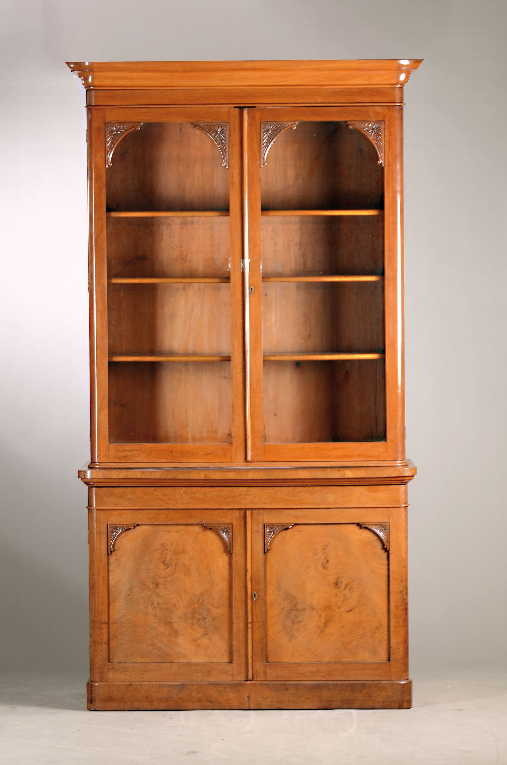 Große Aufsatzvitrine, Frankreich, um 1840/50 , Mahagonifurnier, Unterteil zweitürig, Front verglast auf zweitürigem Vitrinenunterschrank, orig. ...