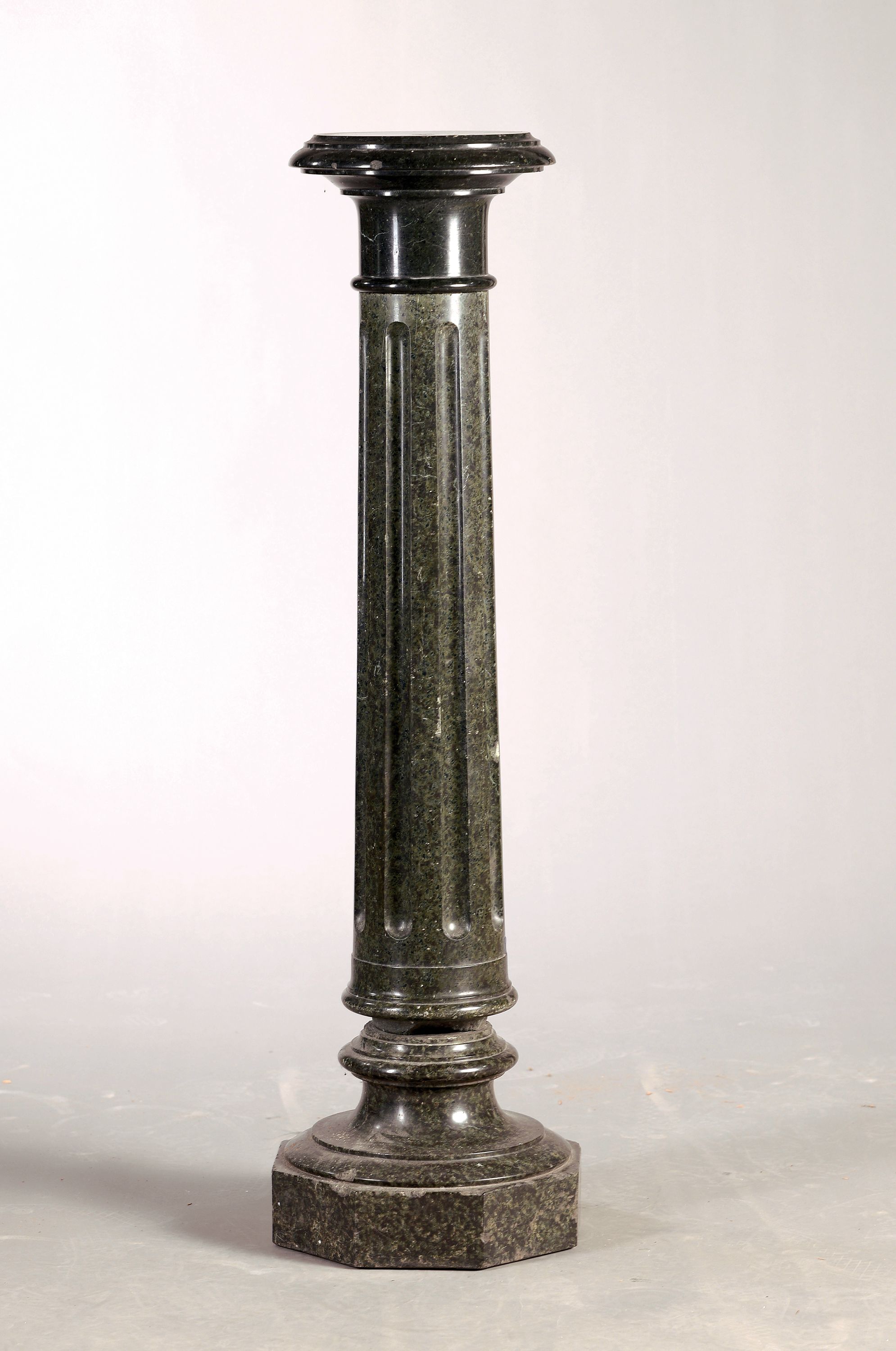 Schwere Marmorsäule, um 1880, grüner Stein, kannelierte Säulen, H. ca. 105 cm, EZ 2