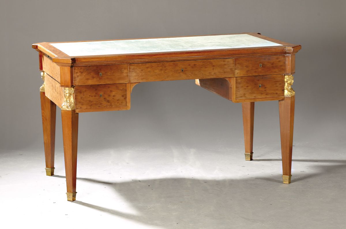 Schreibtisch, im Empire-Stil, Frankreich, um 1900, Hartholzfurnier, 5-schübiger Korpus, Beine abgesetzt mit feuervergoldeten Kapitellen auf ...