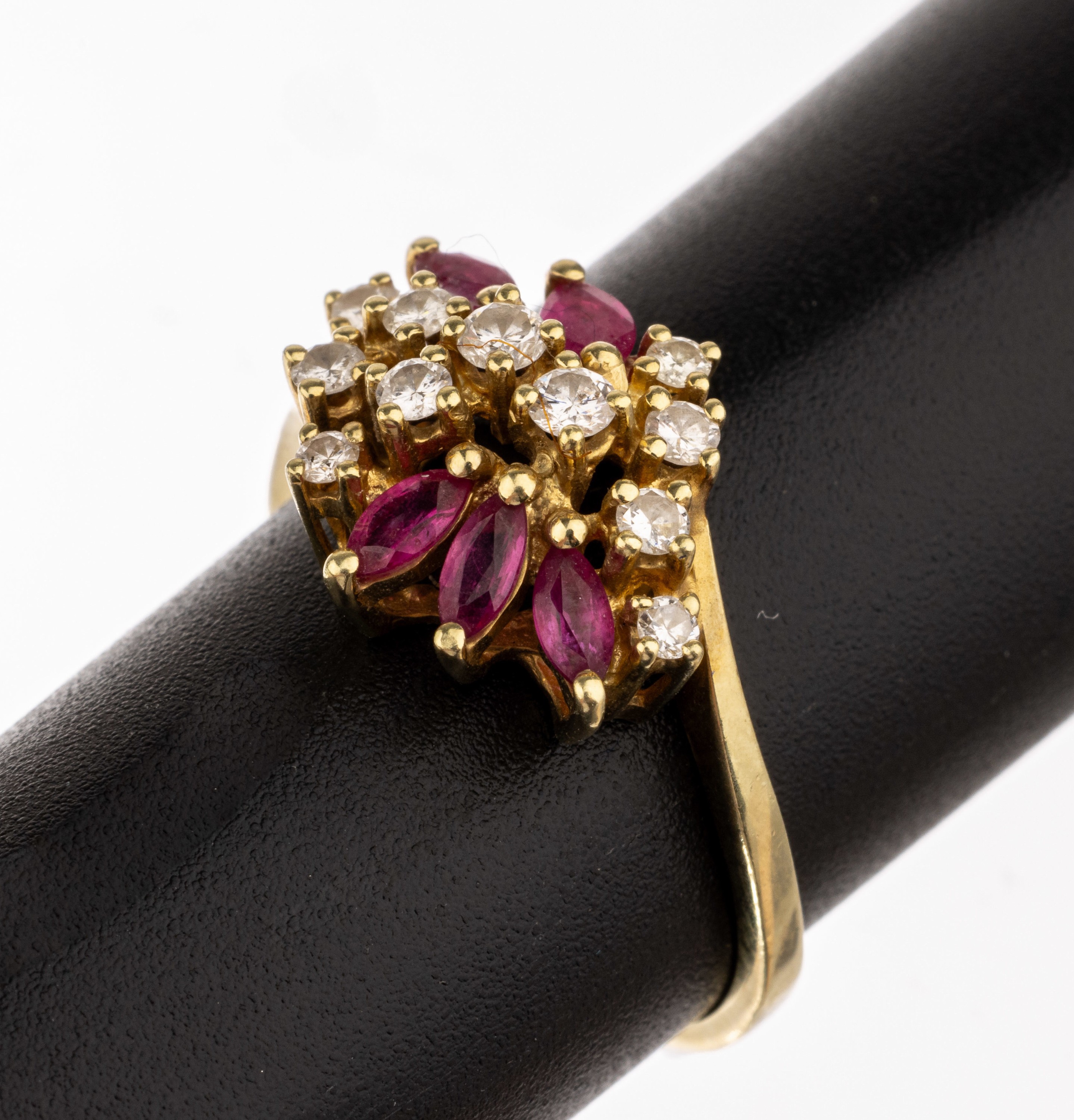 14 kt Gold Brillant-Rubin-Ring, GG 585/000,11 Brillanten zus. ca. 0.33 ct Weiß/si, 5 Rubin-Navettes zus. ca. 0.25 ct, RW 55, ca. 3.8 g