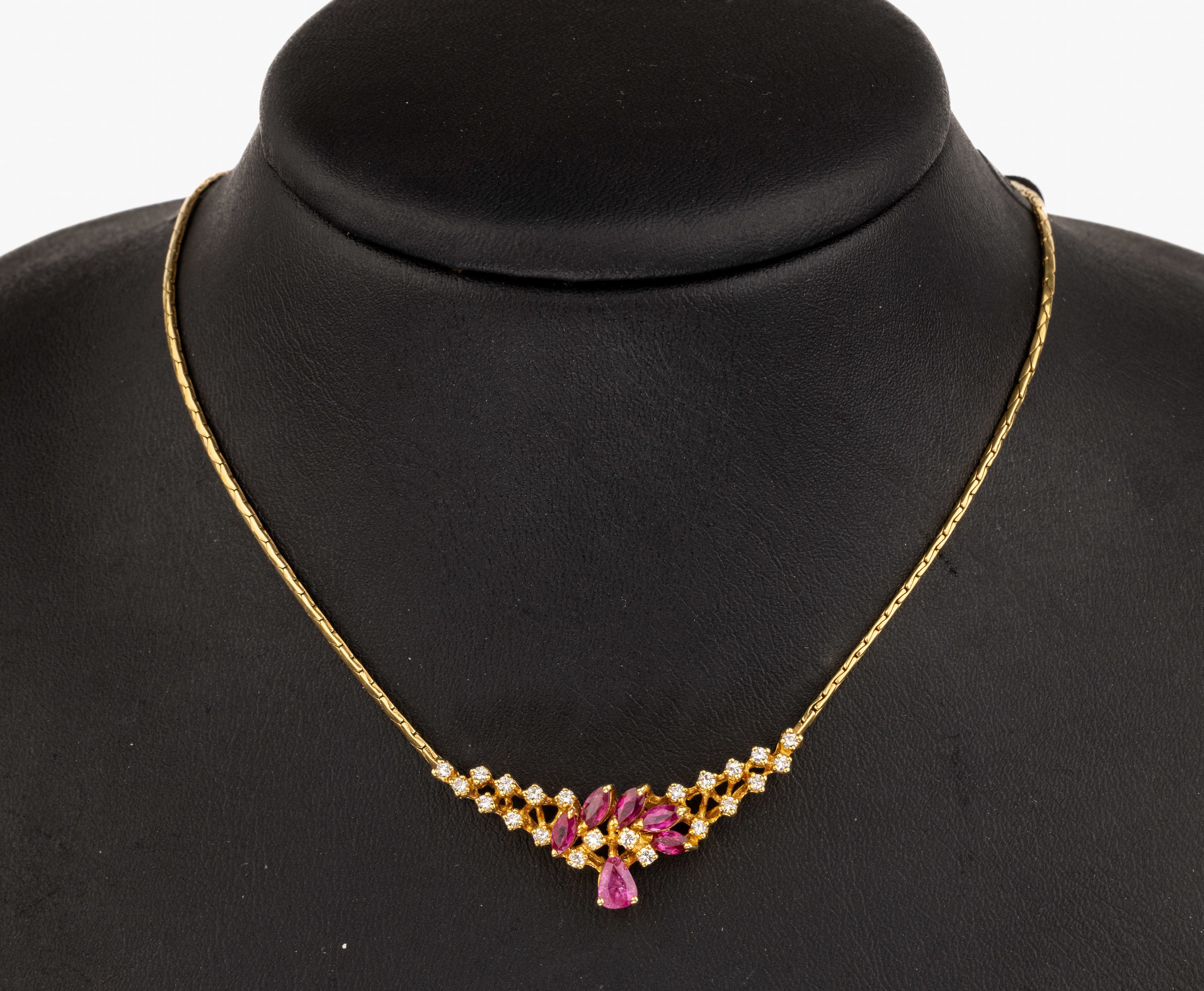 14 kt Gold Brillant-Rubin-Collier, GG 585/000, 22 Brillanten zus. ca. 0.40 ct Weiß/si, 5 Rubin-Navettes und 1 -Tropfen zus. ca. 0.75 ct, L. ca. 43 ...