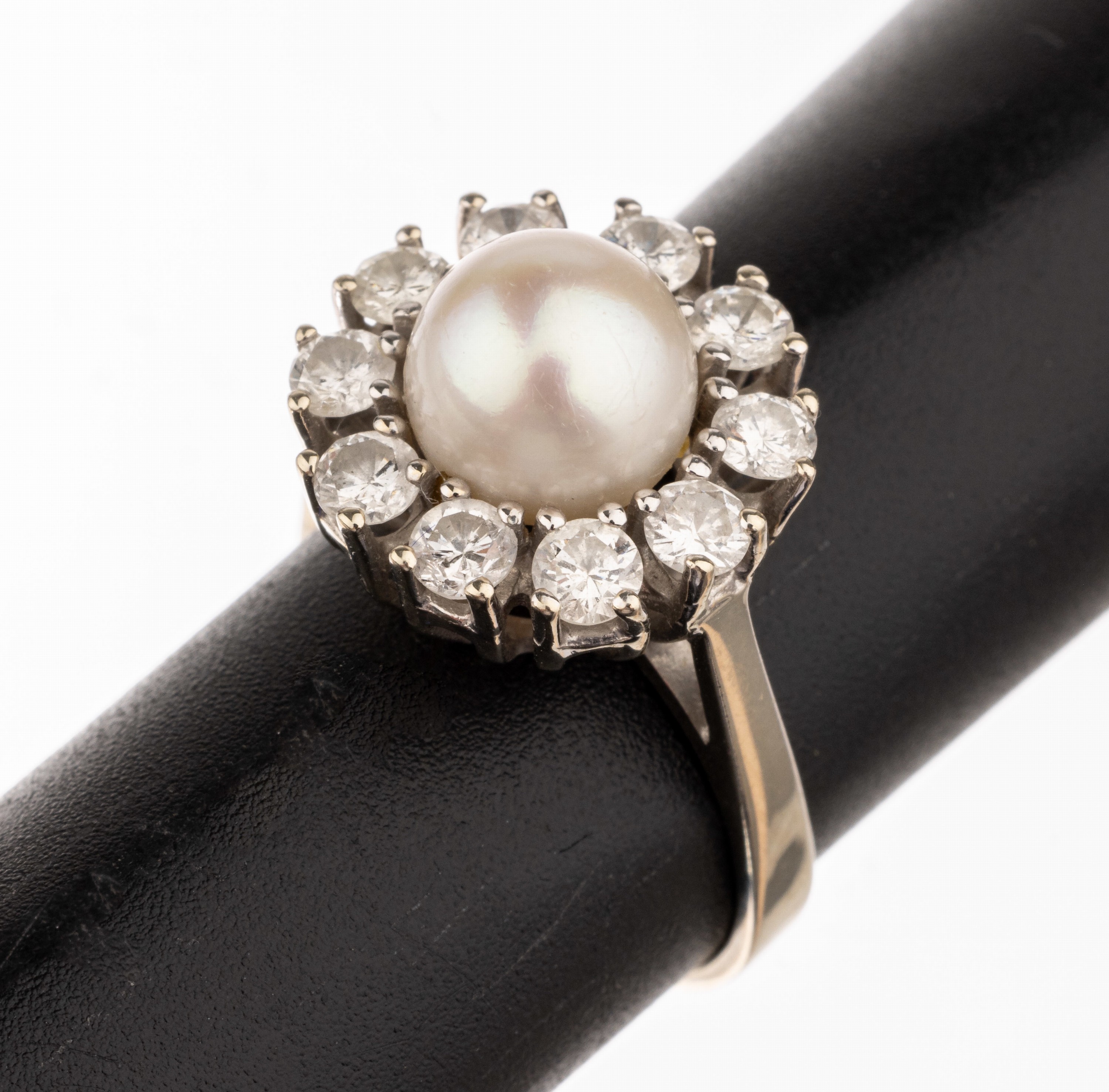 14 kt Gold Brillant-Perl-Ring, WG 585/000, mittig Akoyazuchtperle, D. ca. 8.1 mm, umgebenvon 10 Brillanten zus. ca. 1.10 ct (grav.) Weiß/si-p, RW ...