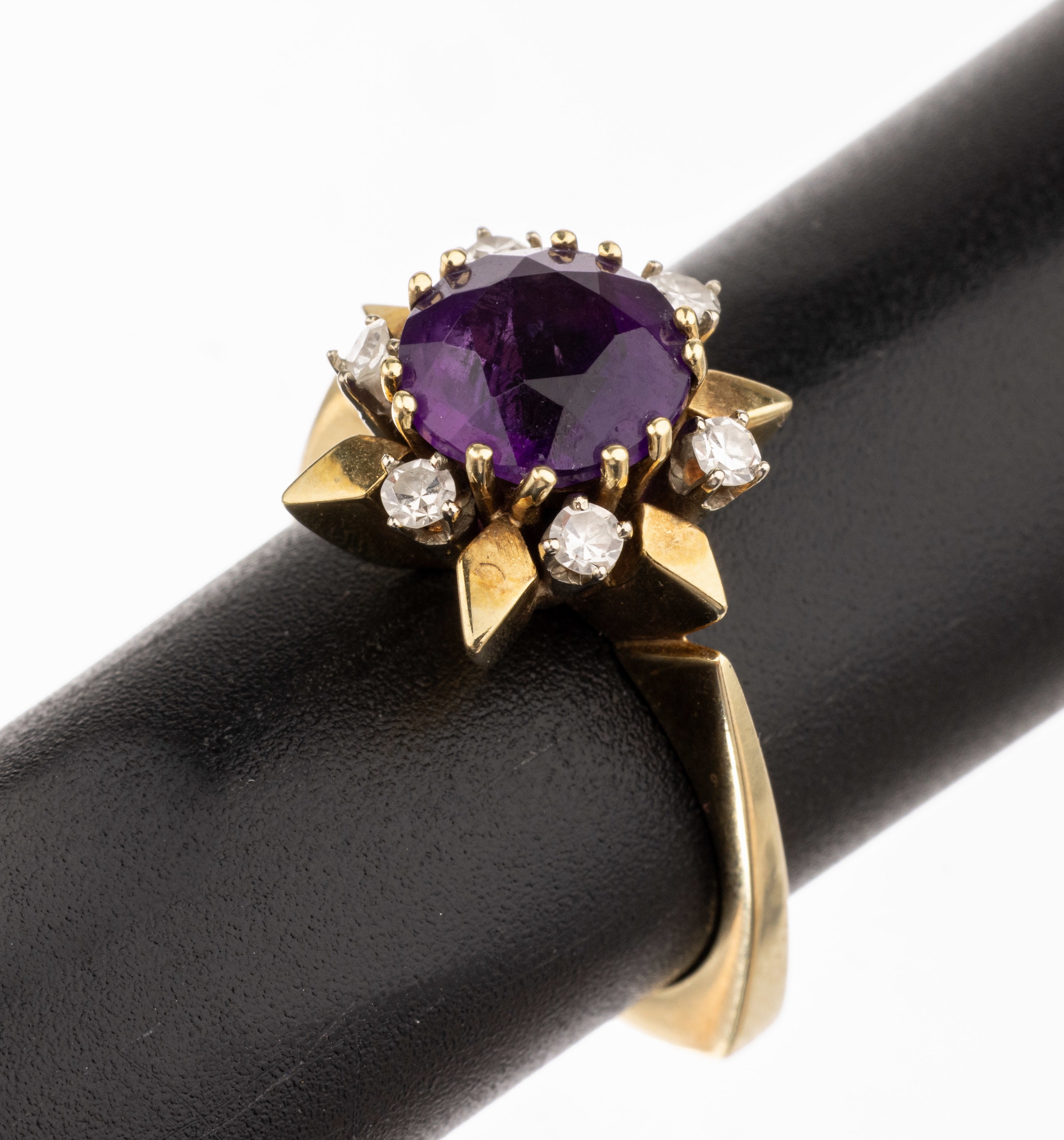 14 kt Gold Amethyst-Diamant-Ring, GG 585/000, mittig rundfacett. Amethyst ca. 1.50 ct, umgeben von 6 8/8-Diamanten zus. ca. 0.22 ct Weiß/si, RW 53, ...