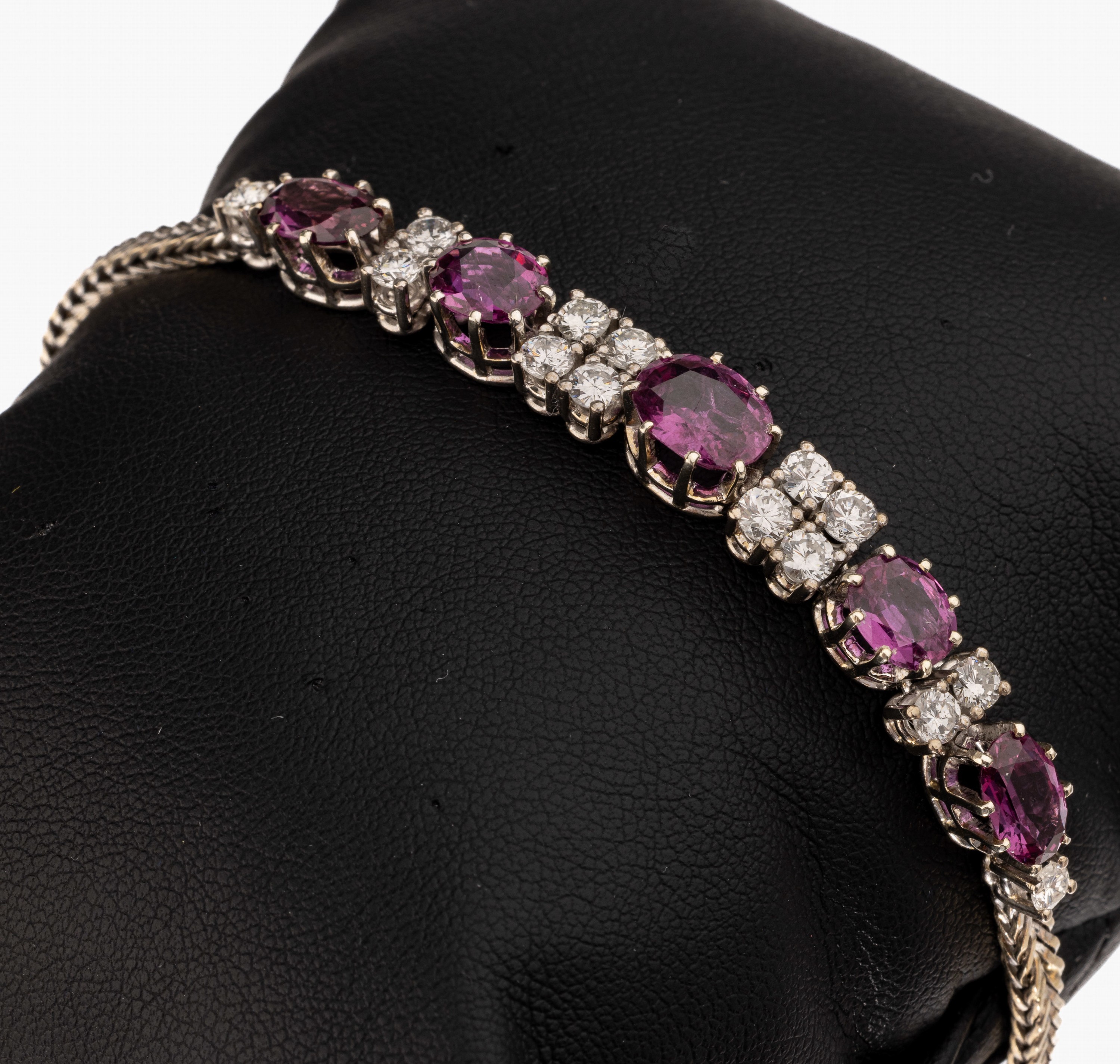 18 kt Gold Brillant-Rubin-Armband, WG 750/000, 14 Brillanten zus. ca. 1.70 ct Weiß/si, 5 ovalfacett. Rubine zus. ca. 7.0 ct, L. ca. 18.3 cm, ...