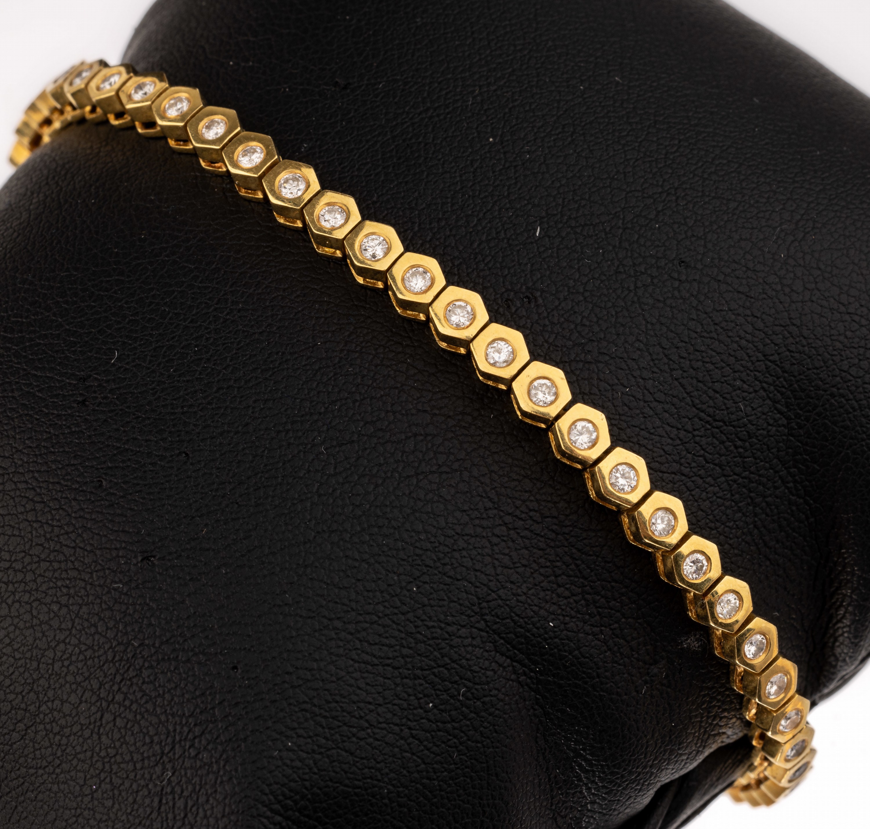18 kt Gold Brillant-Armband, GG 750/000 gepr., 47 Brillanten in sechseckigen Fassungenzus. ca. 0.94 ct Weiß/p, L. ca. 18.2 cm, Kastenschloss mit 2 ...