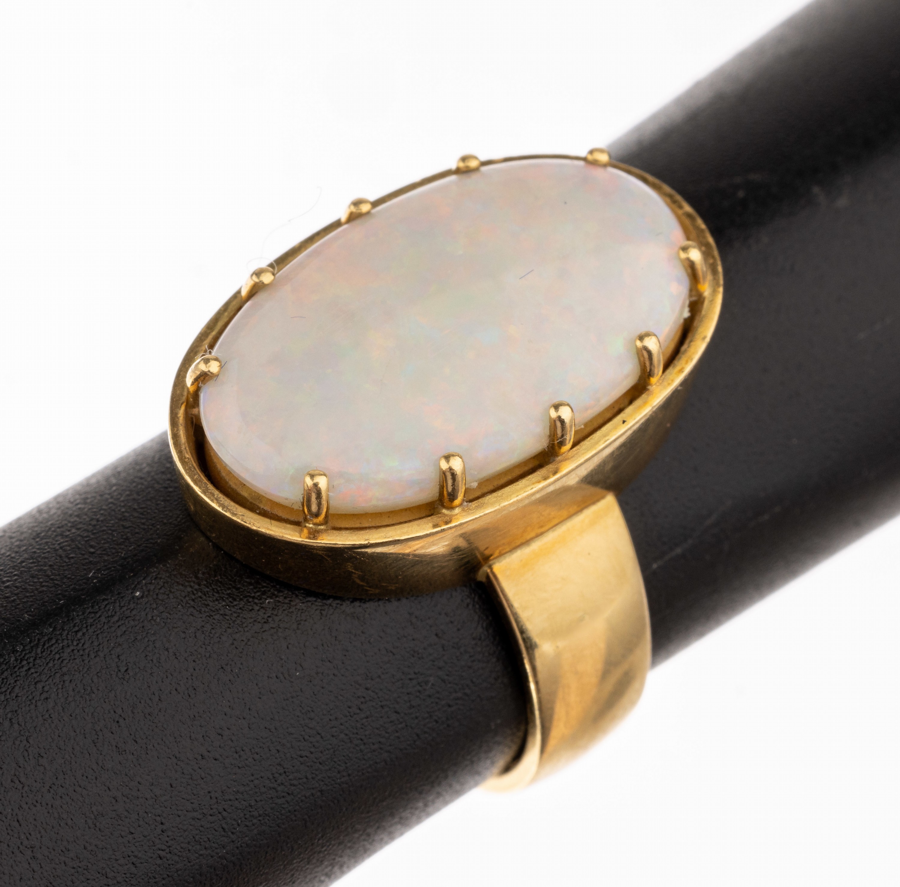 18 kt Gold Opal-Ring, GG 750/000, schlichteGestaltung, ovaler Opal-Cabochon mit zartem Farbspiel in rot und blau ca. 5.30 ct, RW 56, ca. 10.3 g, ...