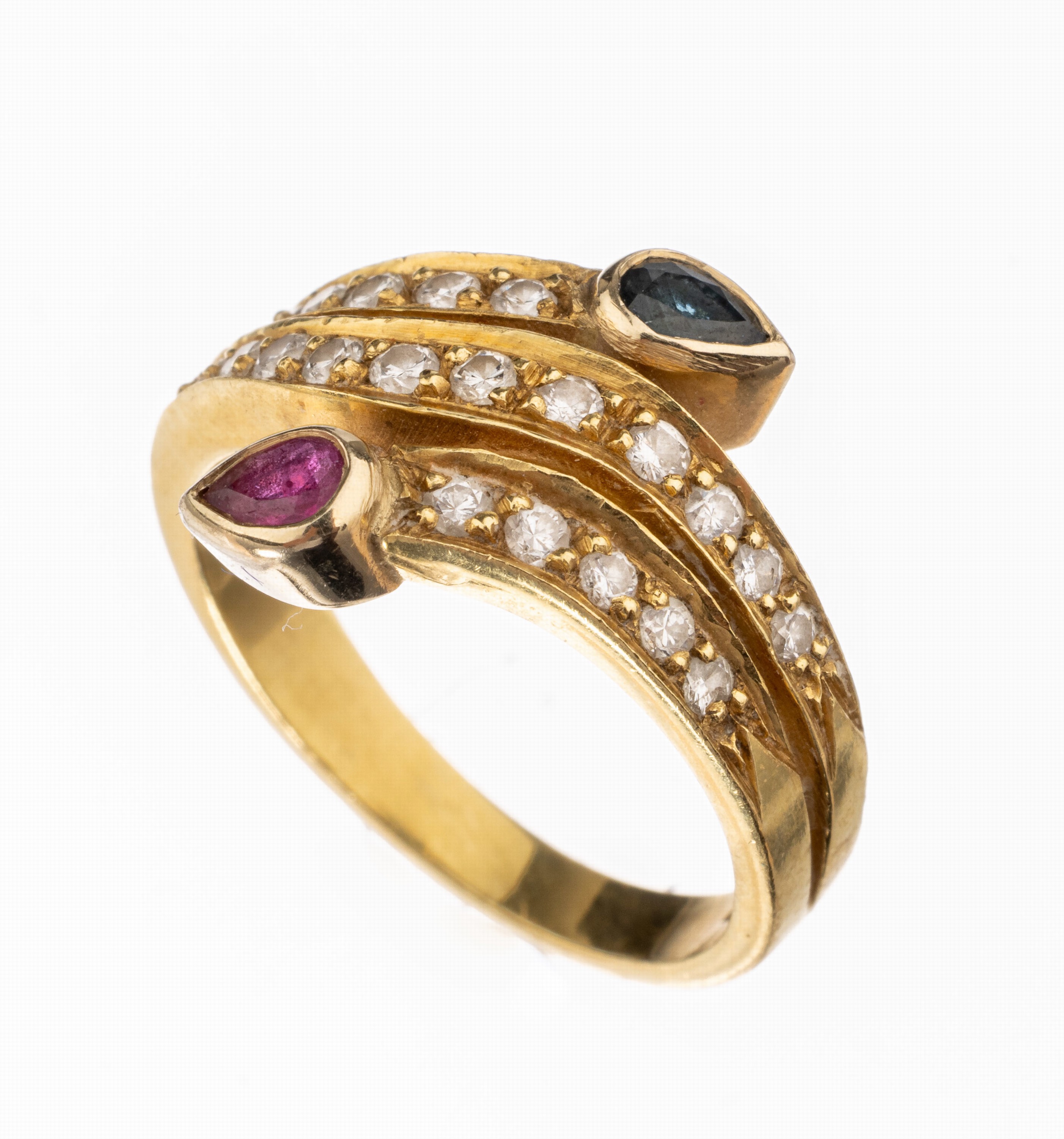 18 kt Gold Brillant-Rubin-Saphir-Ring, GG 750/000, 23 Brillanten zus. ca. 0.30 ct Weiß/si-p, 1 facett. Saphir-Tropfen ca. 0.10 ct, 1 facett. ...