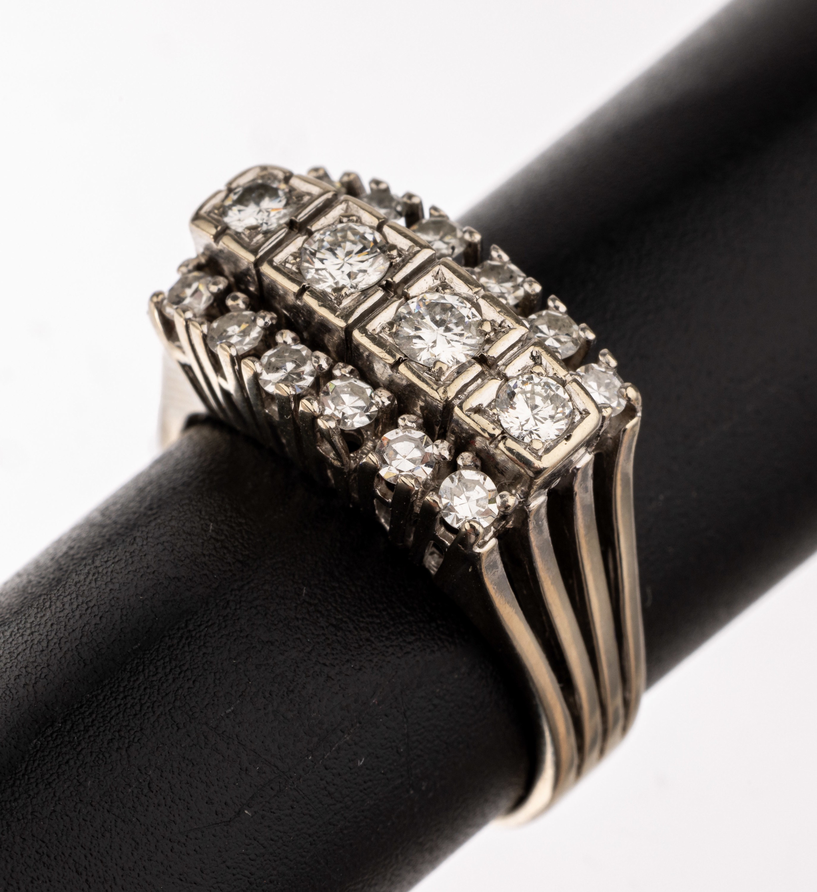 14 kt Gold Diamant-Ring, WG 585/000, Aufbauin mehreren Ebenen, 4 Brillanten zus. ca. 0.34 ct Weiß/si, 12 8/8-Diamanten zus. ca. 0.36 ct Weiß/si-p, ...