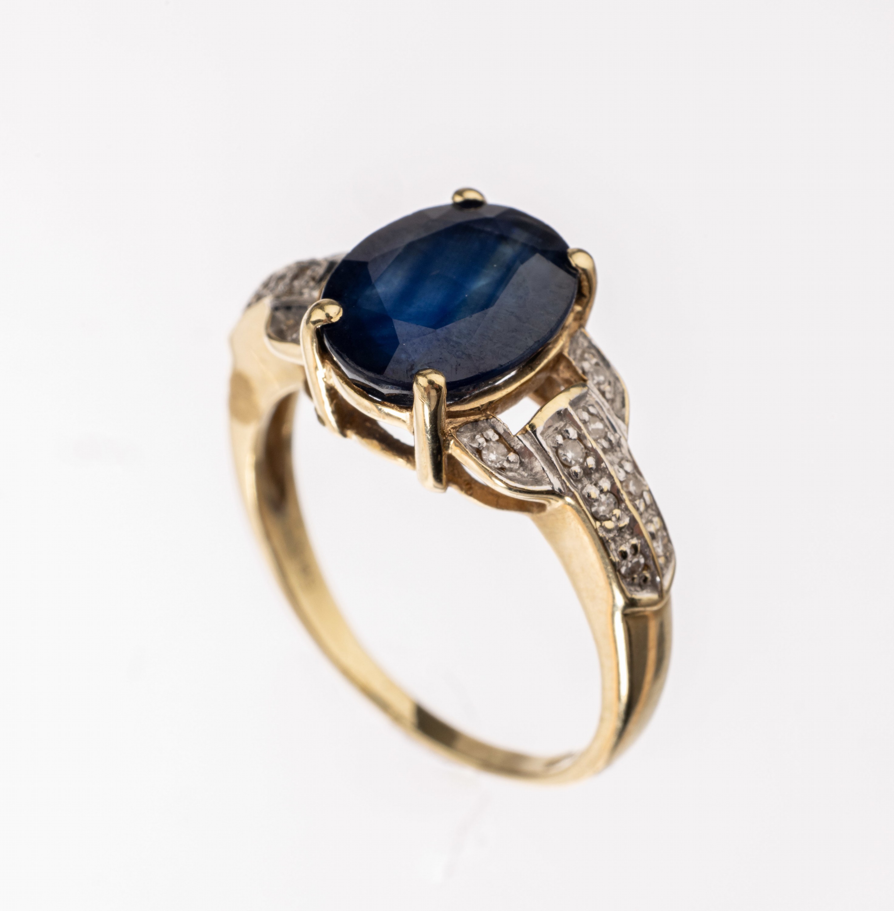 14 kt Gold Saphir-Diamant-Ring, GG 585/000,mittig ovalfacett. Saphir ca. 2.0 ct, 16 8/8-Diamanten zus. ca. 0.08 ct Weiß/p, RW 53, ca. 4.3 g