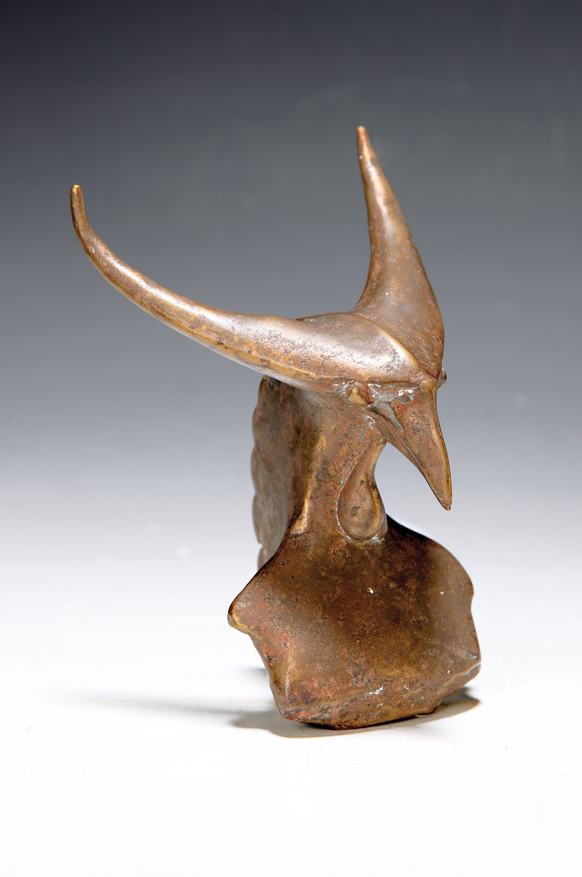 Gernot Rumpf, geb. 1941 Kaiserslautern, Vogelkopf mit Geweih, Bronzeskulptur, monogr., H. ca. 14cm