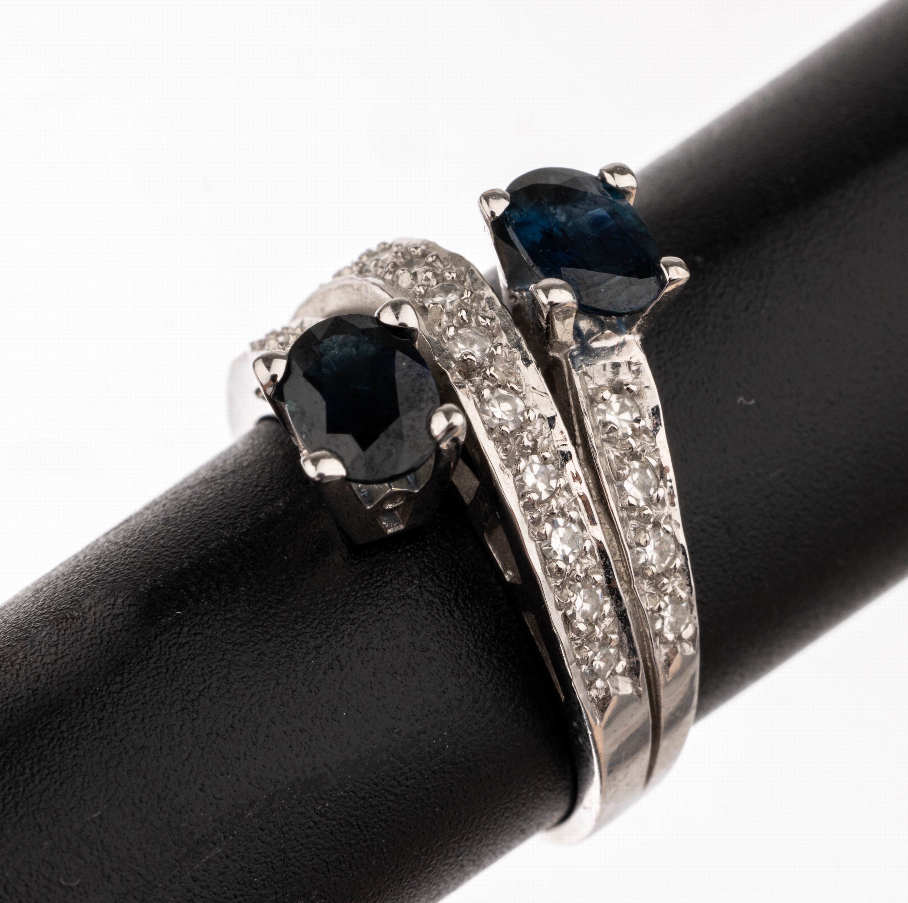 14 kt Gold Saphir-Diamant-Ring, WG 585/000,2 ovalfacett. Saphire zus. ca. 2.0 ct, 19 8/8-Diamanten zus. ca. 0.19 ct Weiß/p, RW 54, ca. 5.9 g