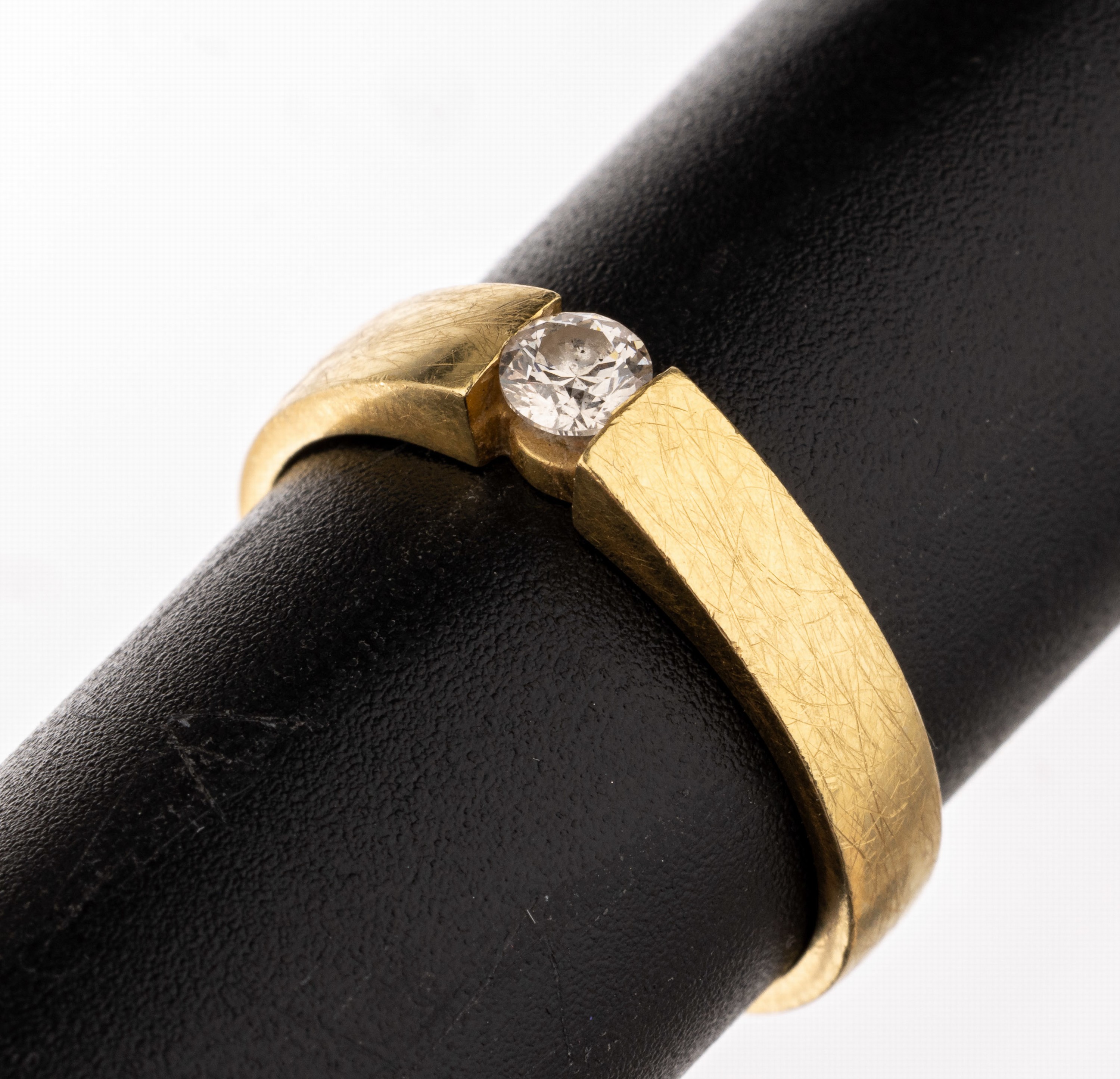 18 kt Gold Brillant-Ring, GG 750/000, sat.,1 Brillant ca. 0.15 ct Weiß/si, RW 55, ca. 4.6g