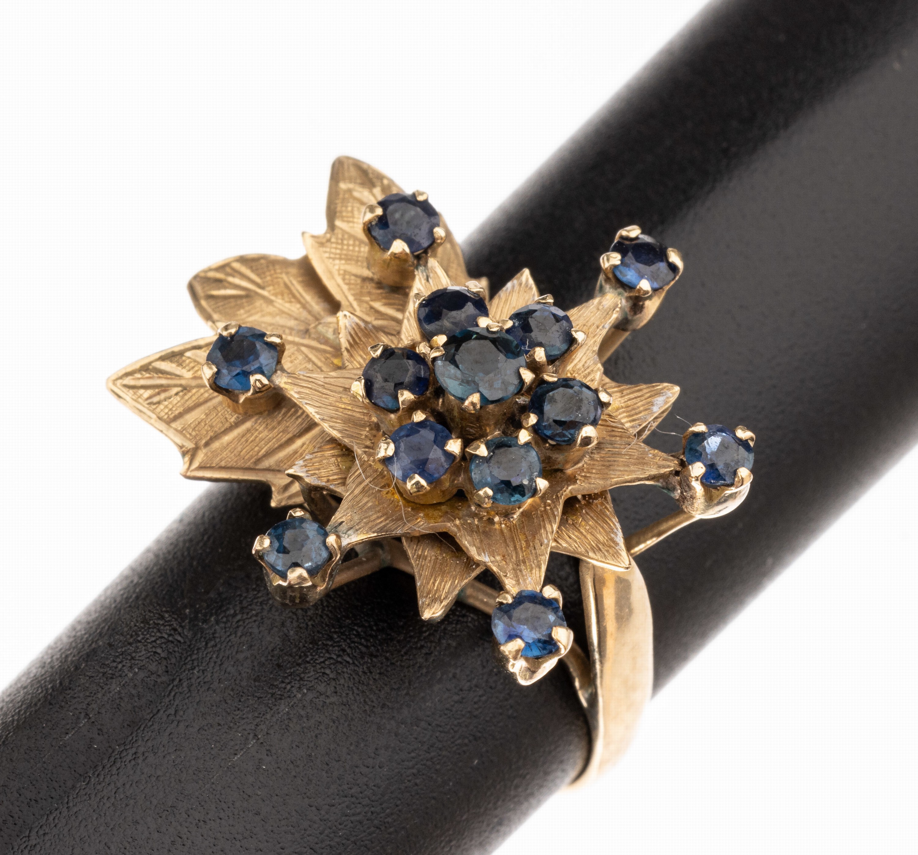 18 kt Gold Saphir-Ring, GG 750/000, außergewöhnliche Gestaltung, 13 rundfacett. Saphire zus. ca. 0.28 ct, RW 55, ca. 4.7 g